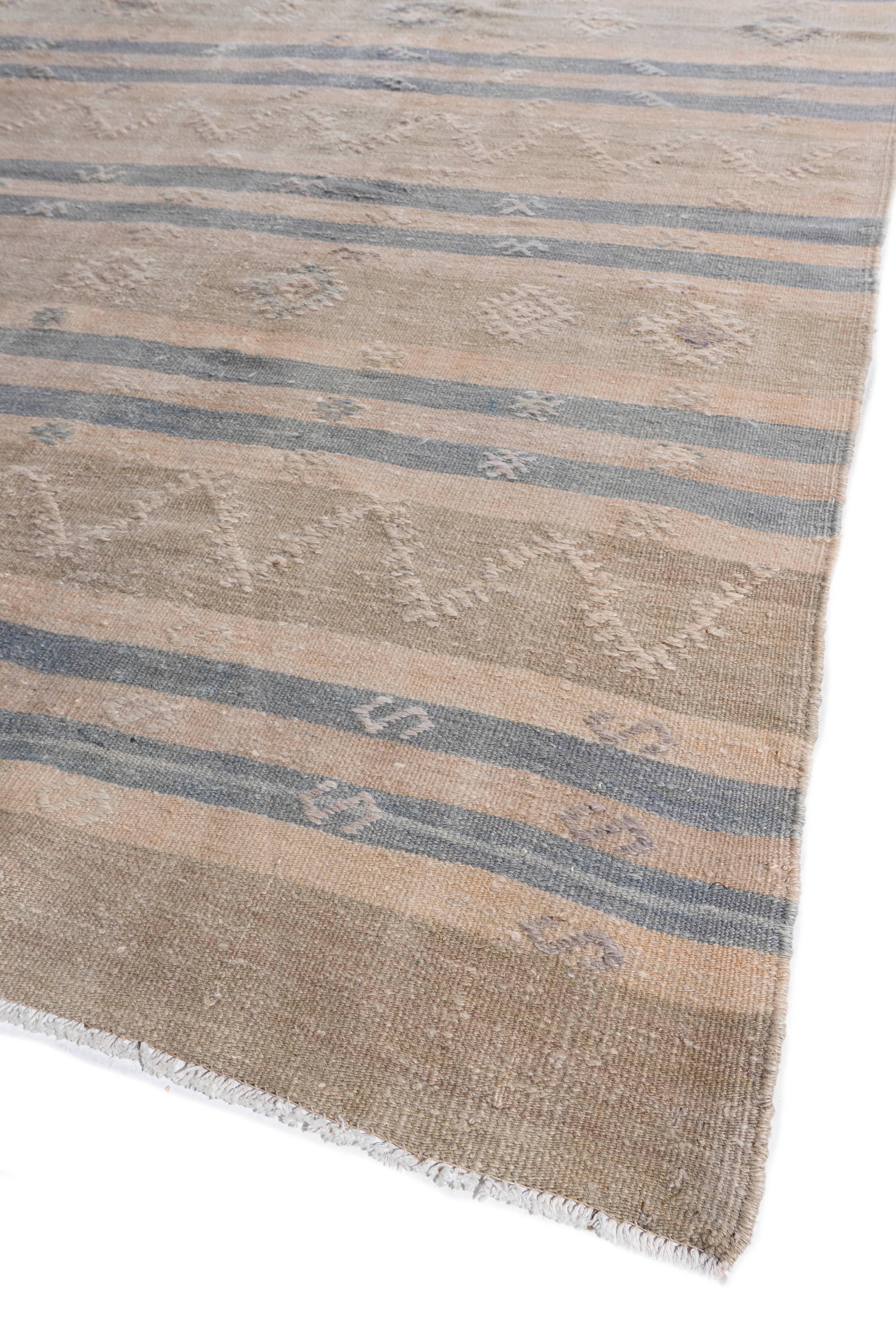 6'6 X 10'11. Dieser alte türkische Flachgewebe-Kilim ist handgewebt. Die Schlichtheit und Kühnheit dieses Stücks kann auch ein zeitgenössisches Gefühl vermitteln und passt sowohl in ein modernes als auch in ein traditionelles Ambiente. Das