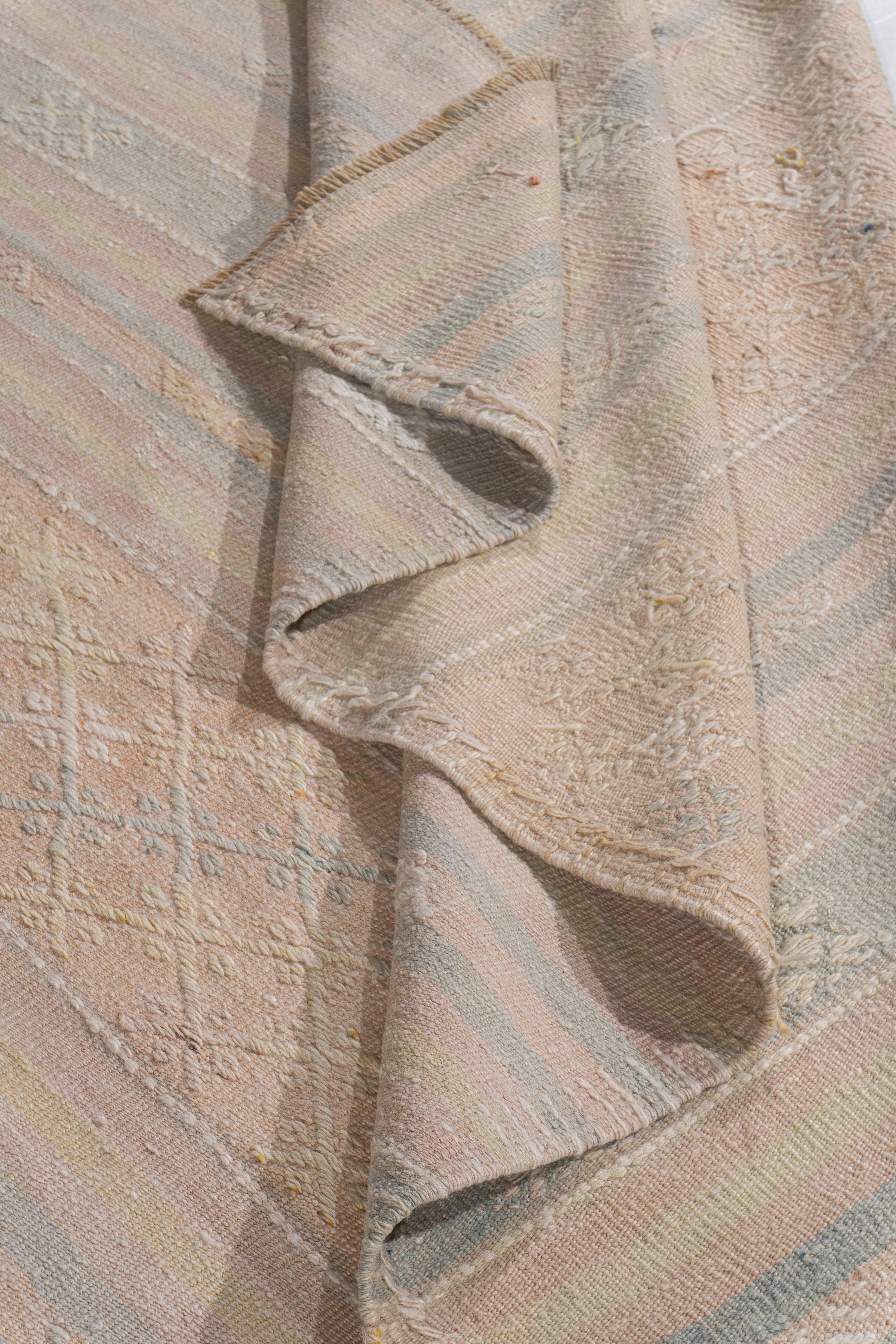 5'1 X 10'11. Dieser alte türkische Flachgewebe-Kilim ist handgewebt. Die Schlichtheit und Kühnheit dieses Stücks kann auch ein zeitgenössisches Gefühl vermitteln und passt sowohl in ein modernes als auch in ein traditionelles Ambiente. Das
