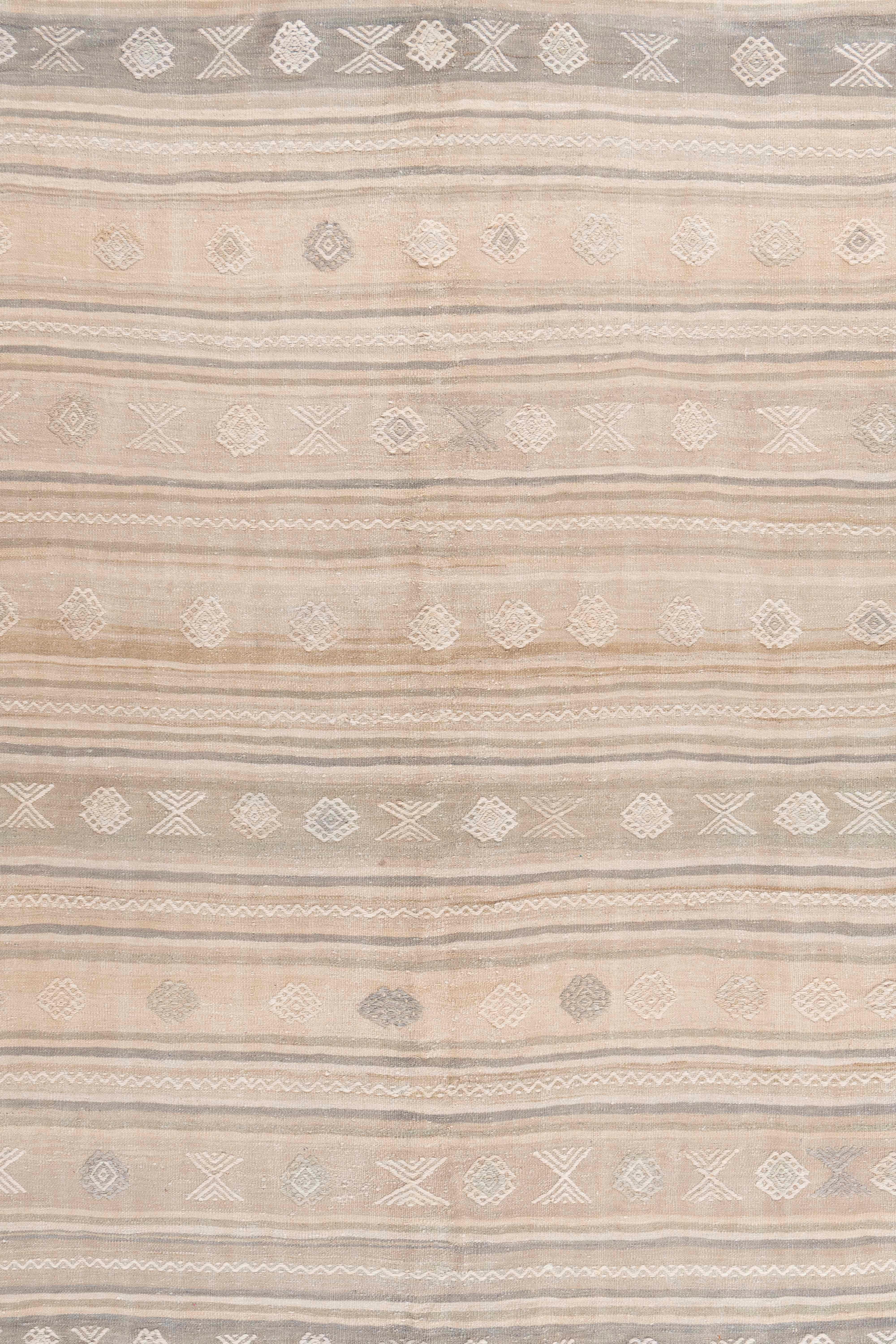 Vintage Circa 1940 Tan Turkish Kilim Flatweave Rug In Good Condition For Sale In New York, NY