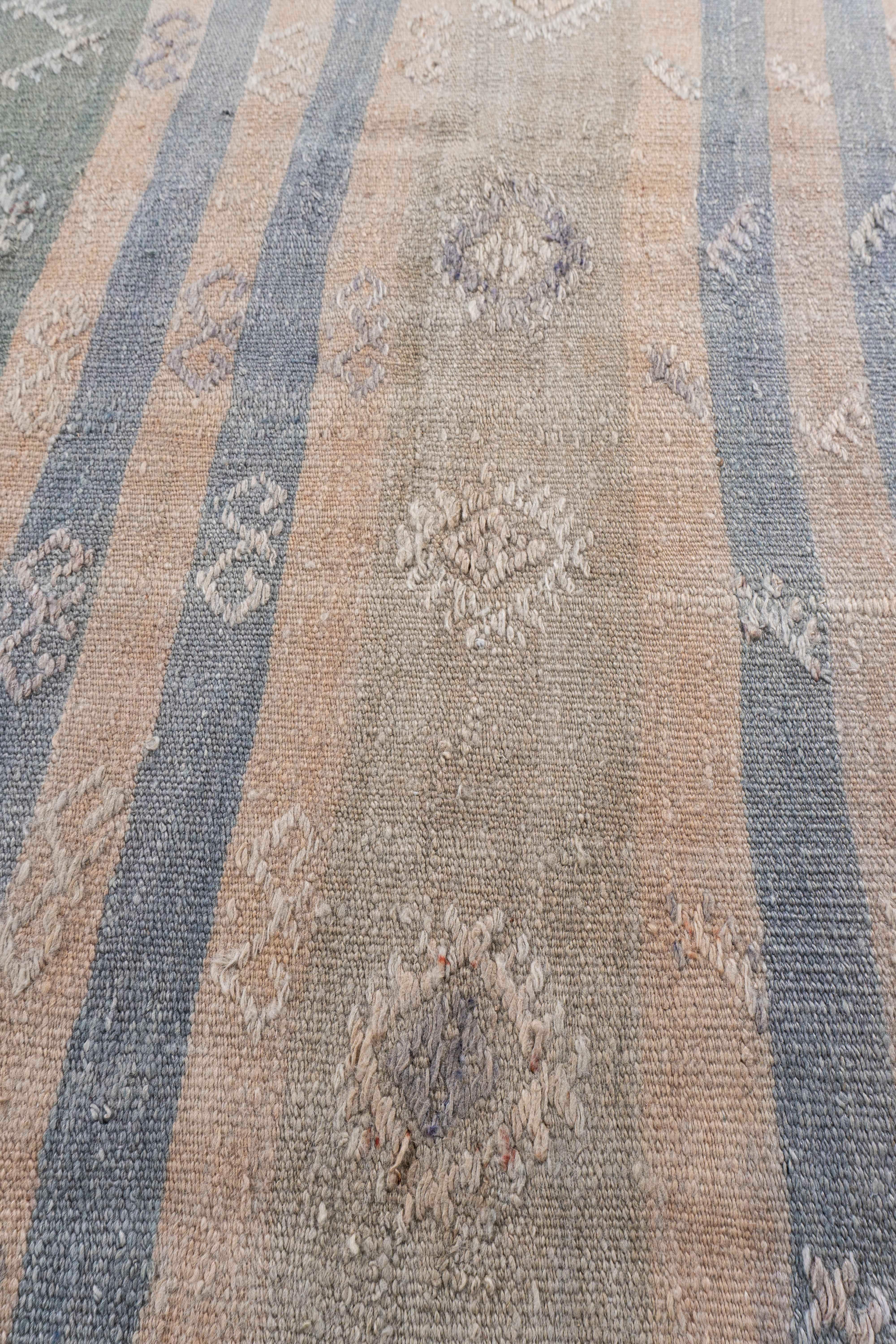 Vintage CIRCA 1940 Tan Türkischer Kilim Flachgewebe-Teppich im Zustand „Gut“ im Angebot in New York, NY
