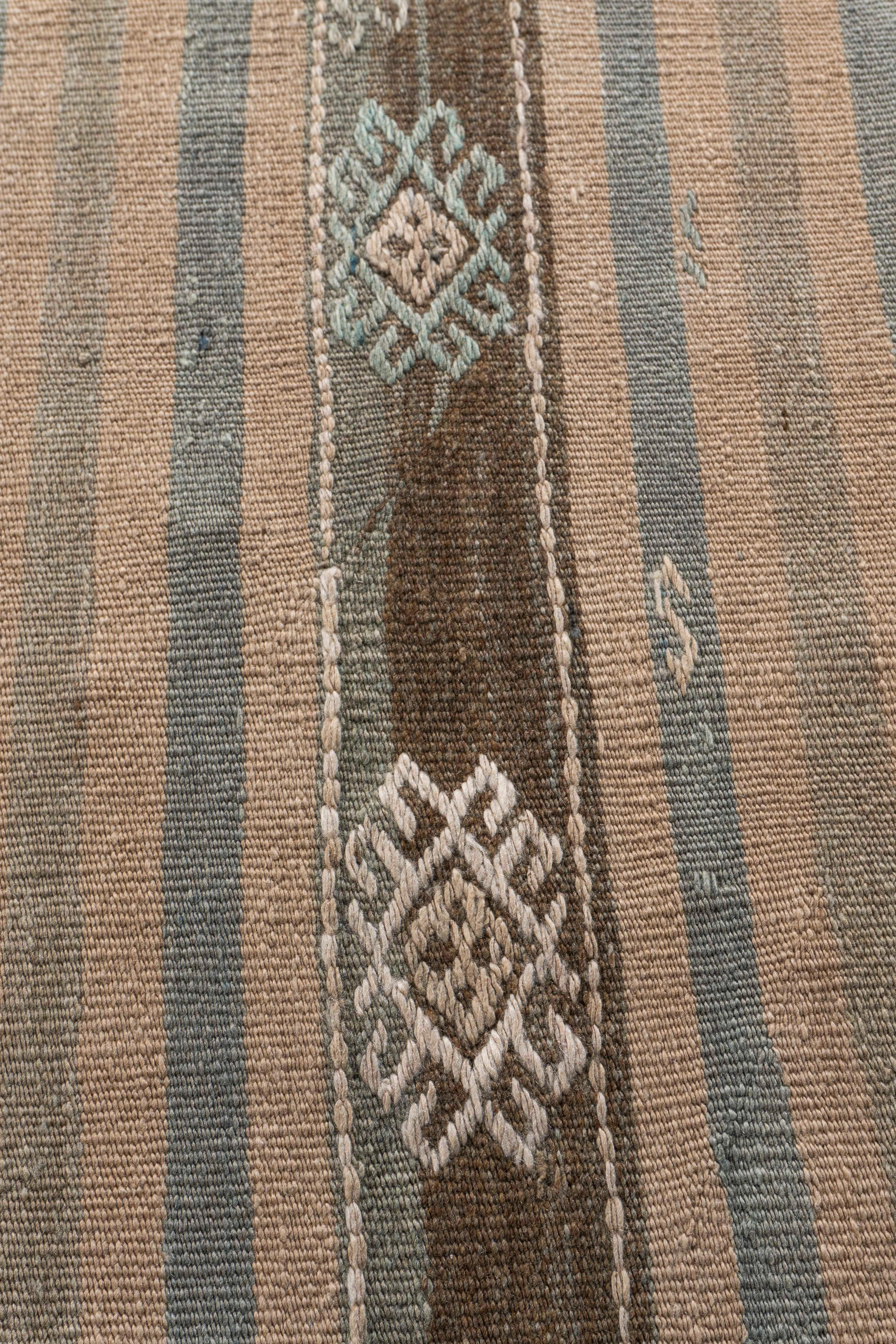 Vintage CIRCA 1940 Tan Türkischer Kilim Flachgewebe-Teppich (20. Jahrhundert) im Angebot