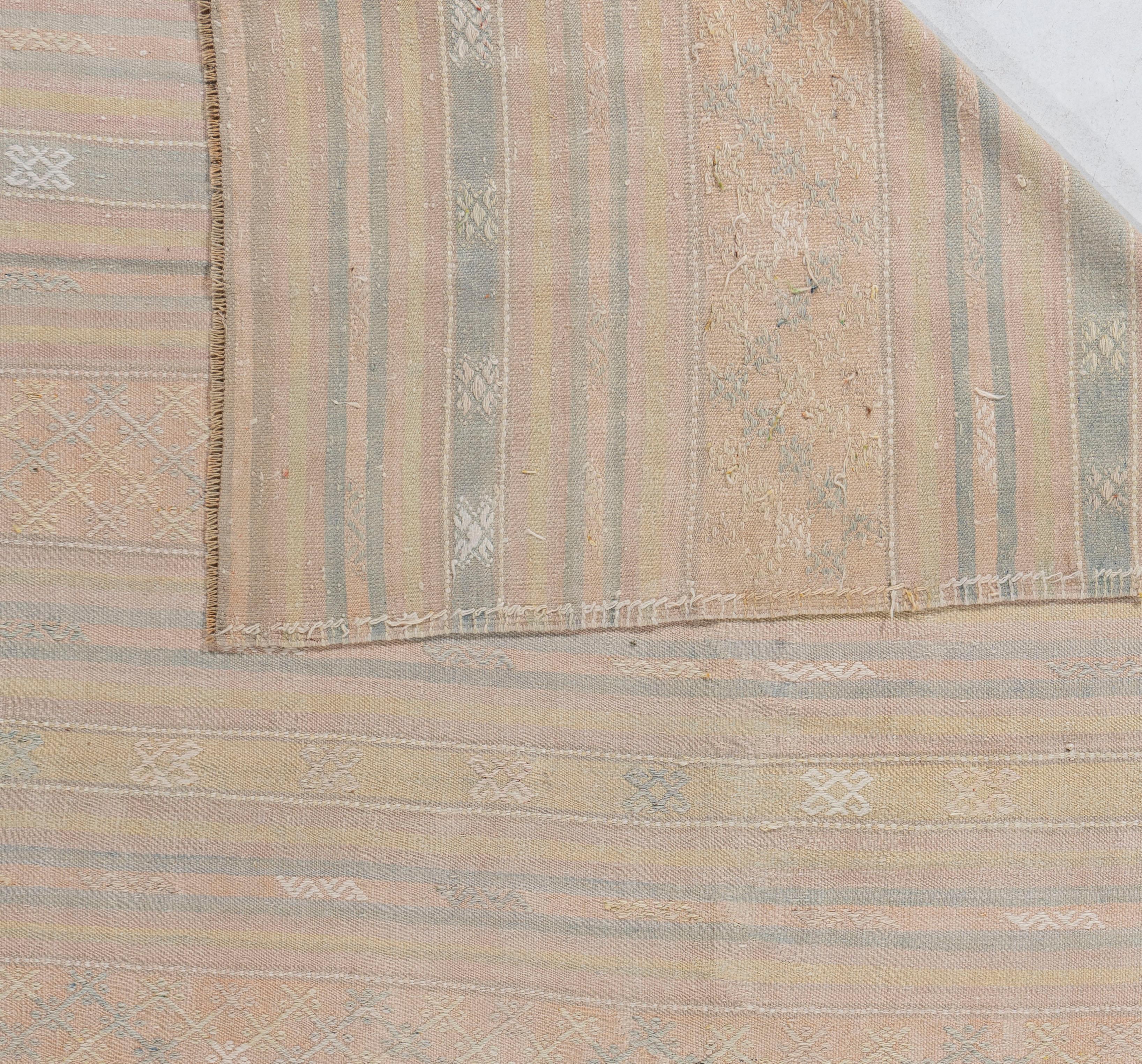 Vintage CIRCA 1940 Tan Türkischer Kilim Flachgewebe-Teppich (Wolle) im Angebot