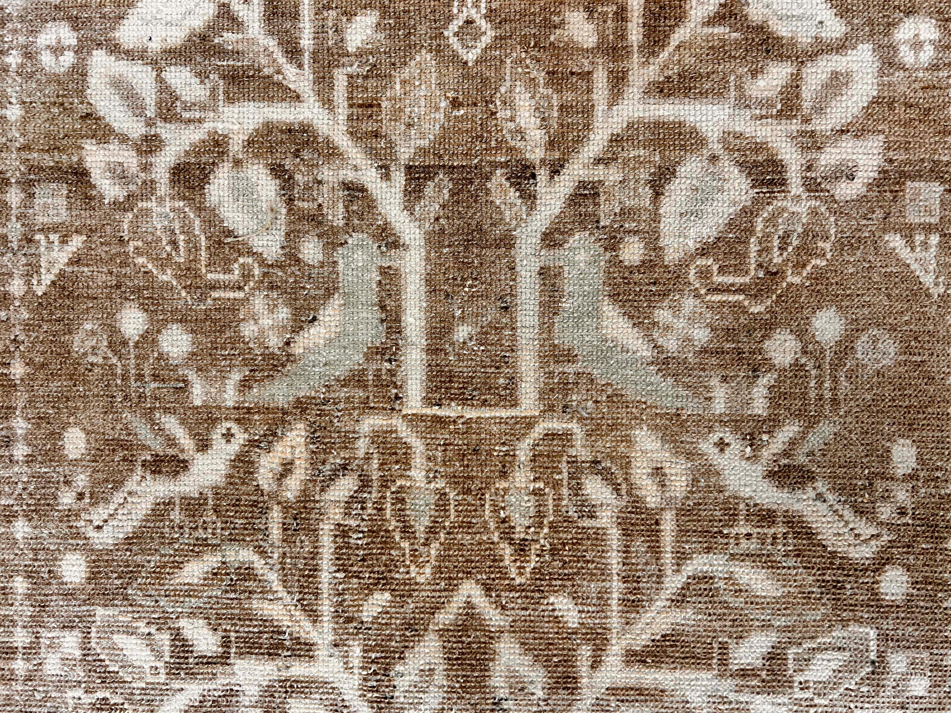 Vintage CIRCA 1940 Taupe Malayer Pictorial Hand geknüpft Läufer 3'7 X 9'. Ein sehr interessantes Design mit herumfliegenden Vögeln verleiht diesem Stück eine Menge Charme und Charakter. Teppiche aus Malayer, östlich von Hamadan, können als