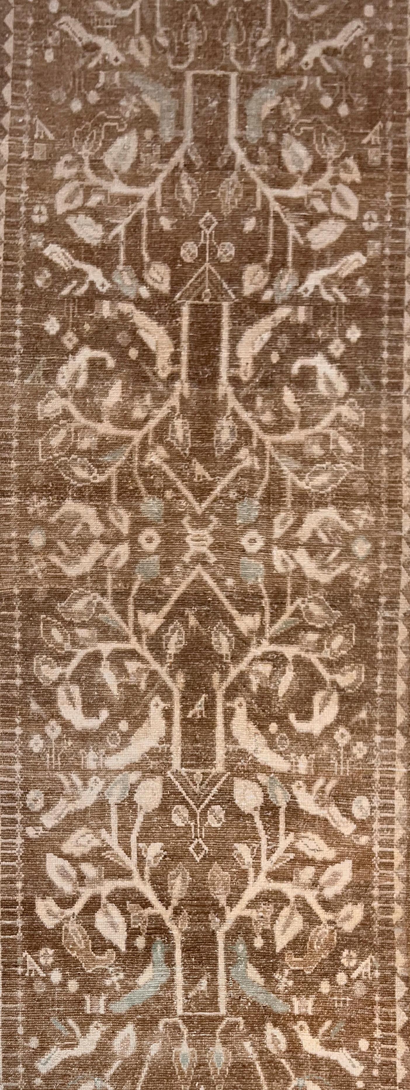 Vintage Circa 1940 Taupe Malayer Pictorial Handgeknüpfter Läufer 3'7 X 9' im Zustand „Gut“ im Angebot in New York, NY