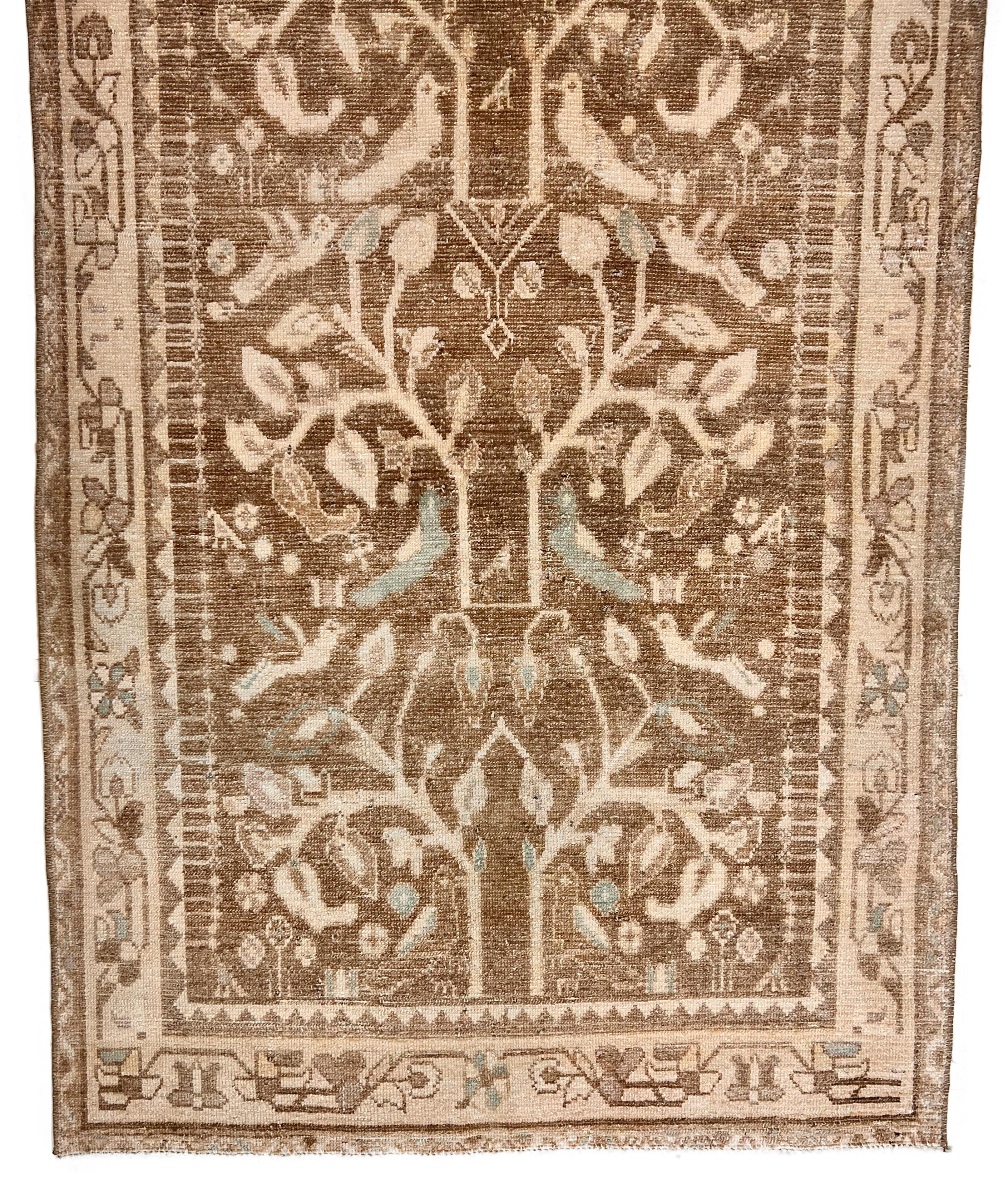 Vintage Circa 1940 Taupe Malayer Pictorial Handgeknüpfter Läufer 3'7 X 9' (20. Jahrhundert) im Angebot