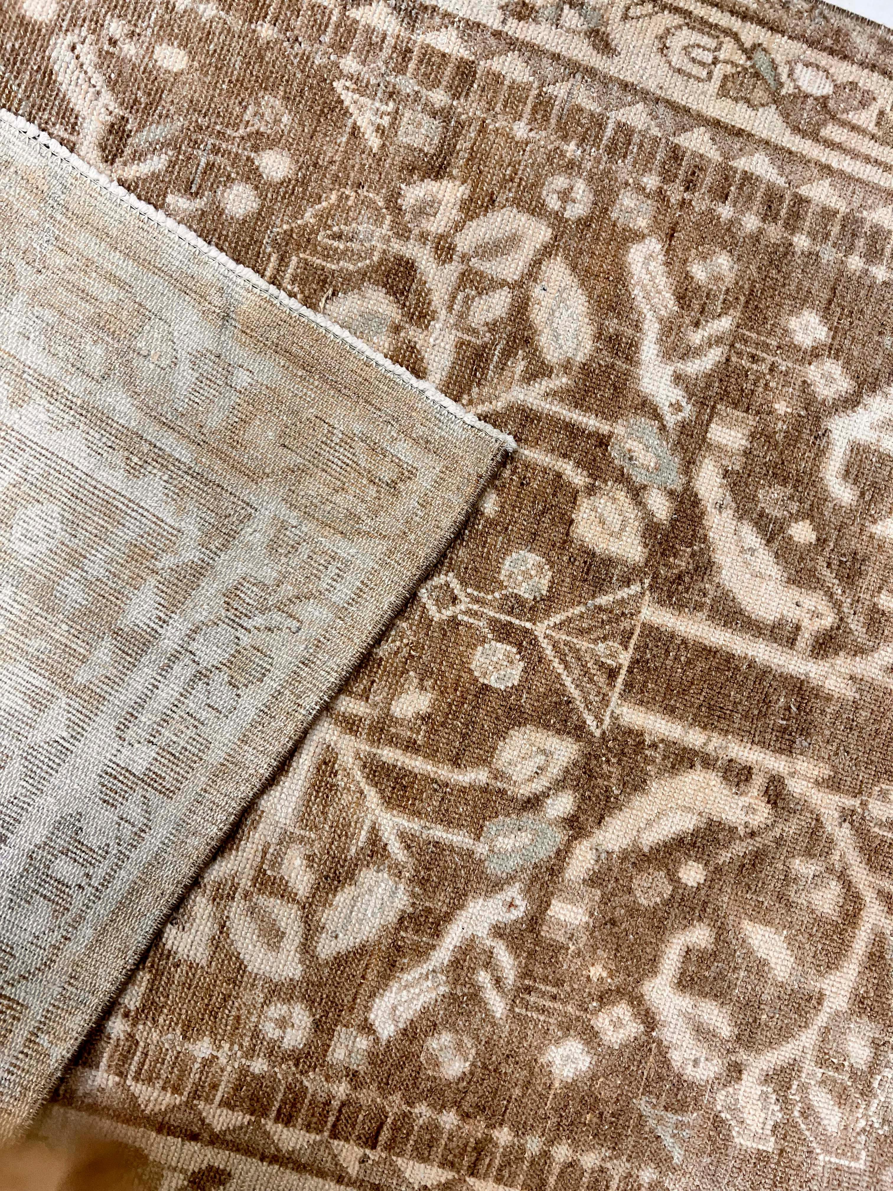 Vintage Circa 1940 Taupe Malayer Pictorial Handgeknüpfter Läufer 3'7 X 9' (Wolle) im Angebot
