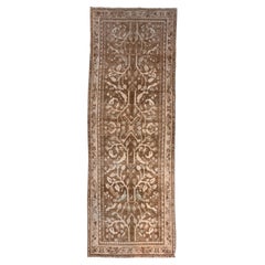 Vintage Circa 1940 Taupe Malayer Pictorial Tapis de course noué à la main 3'7 X 9'.