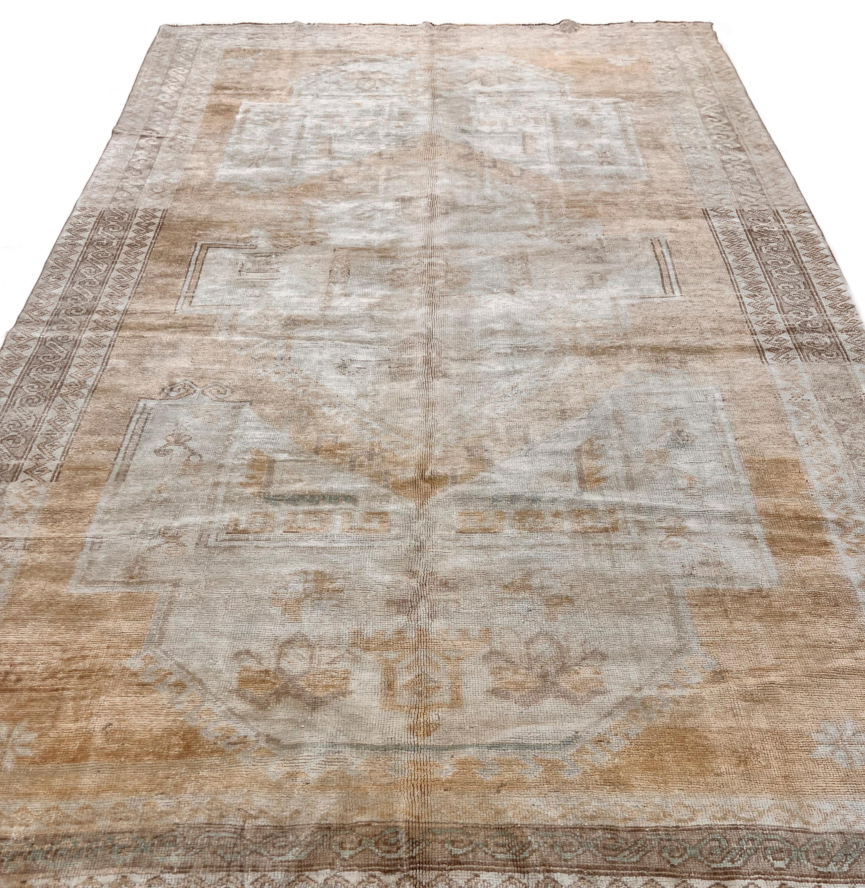 Handgeknüpfter türkischer Oushak-Teppich in Taupe, 6'7 X 10'7, Vintage, um 1940 (20. Jahrhundert) im Angebot