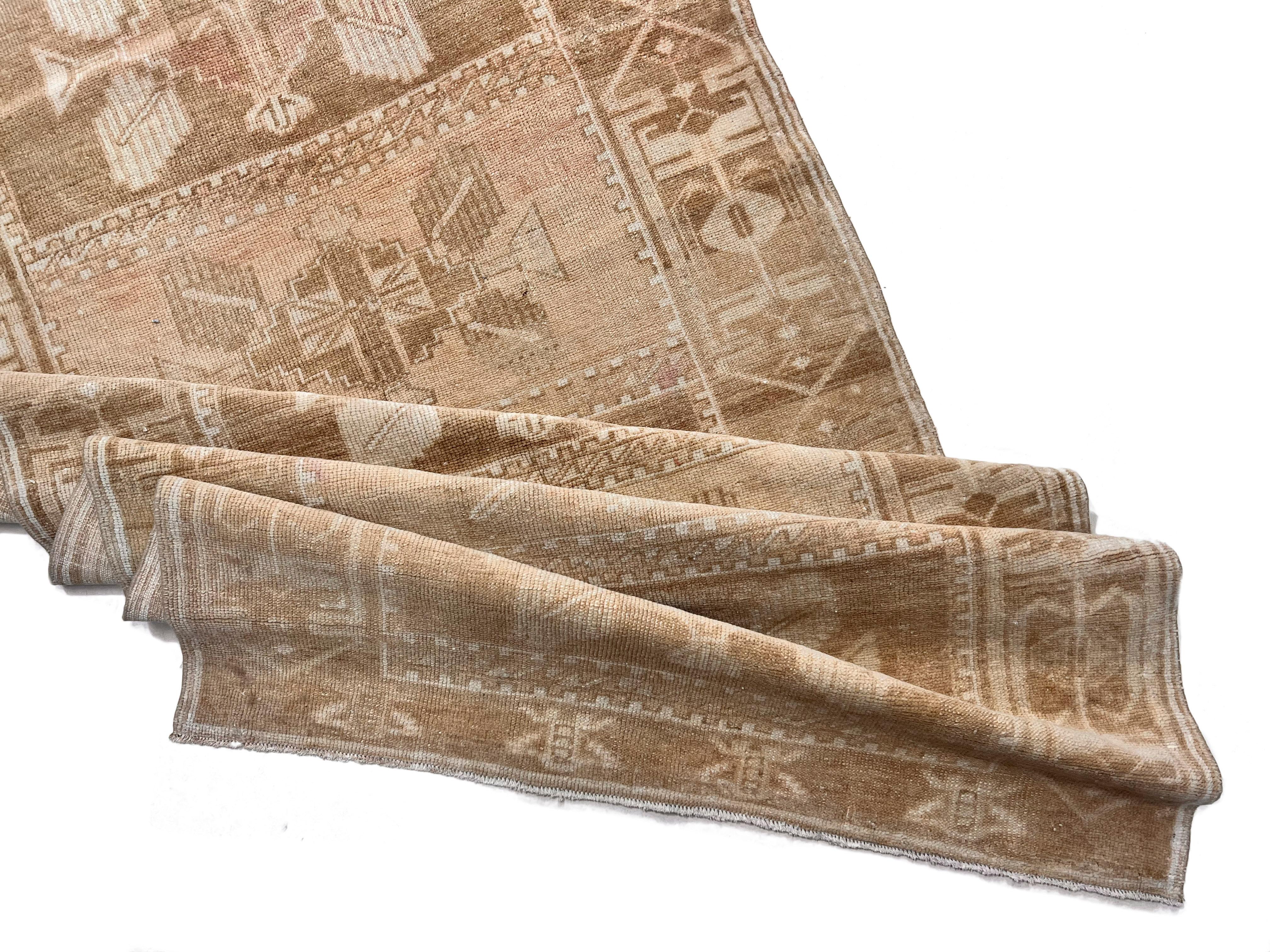 3'8 X 11'11 Vintage Circa 1940 Taupe Turkish Oushak Hand Knotted Wool Runner. La qualità lussuosa della lana (per la quale gli Oushak sono sempre stati famosi) ha contribuito alla vivacità dei colori. A differenza della maggior parte dei tappeti