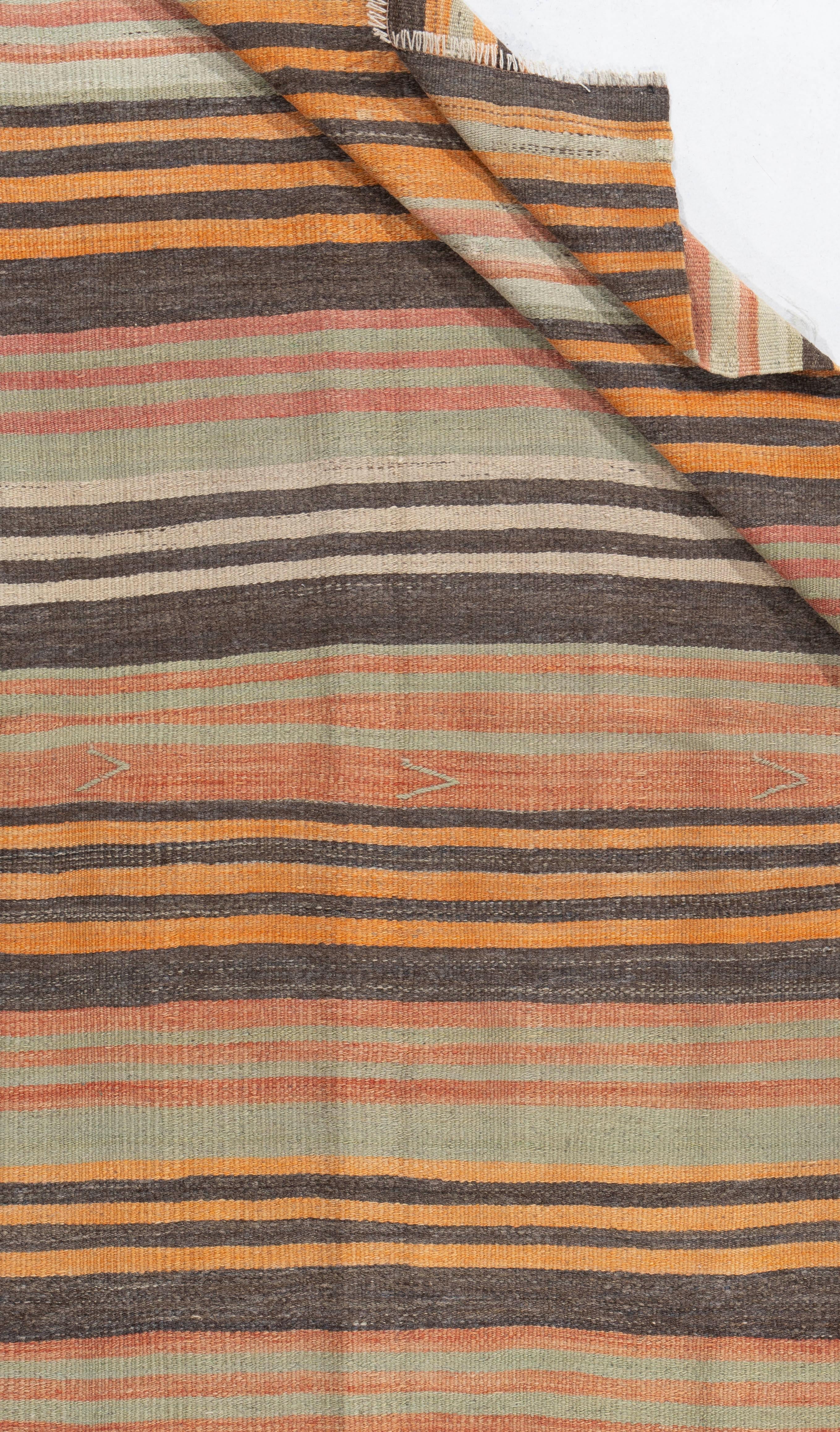 3'2 X 5'7. Questo Kilim vintage turco a trama piatta è tessuto a mano. La semplicità e l'audacia di questo pezzo possono anche dare un'impronta contemporanea ed è in grado di inserirsi sia in un ambiente moderno che tradizionale. Il disegno