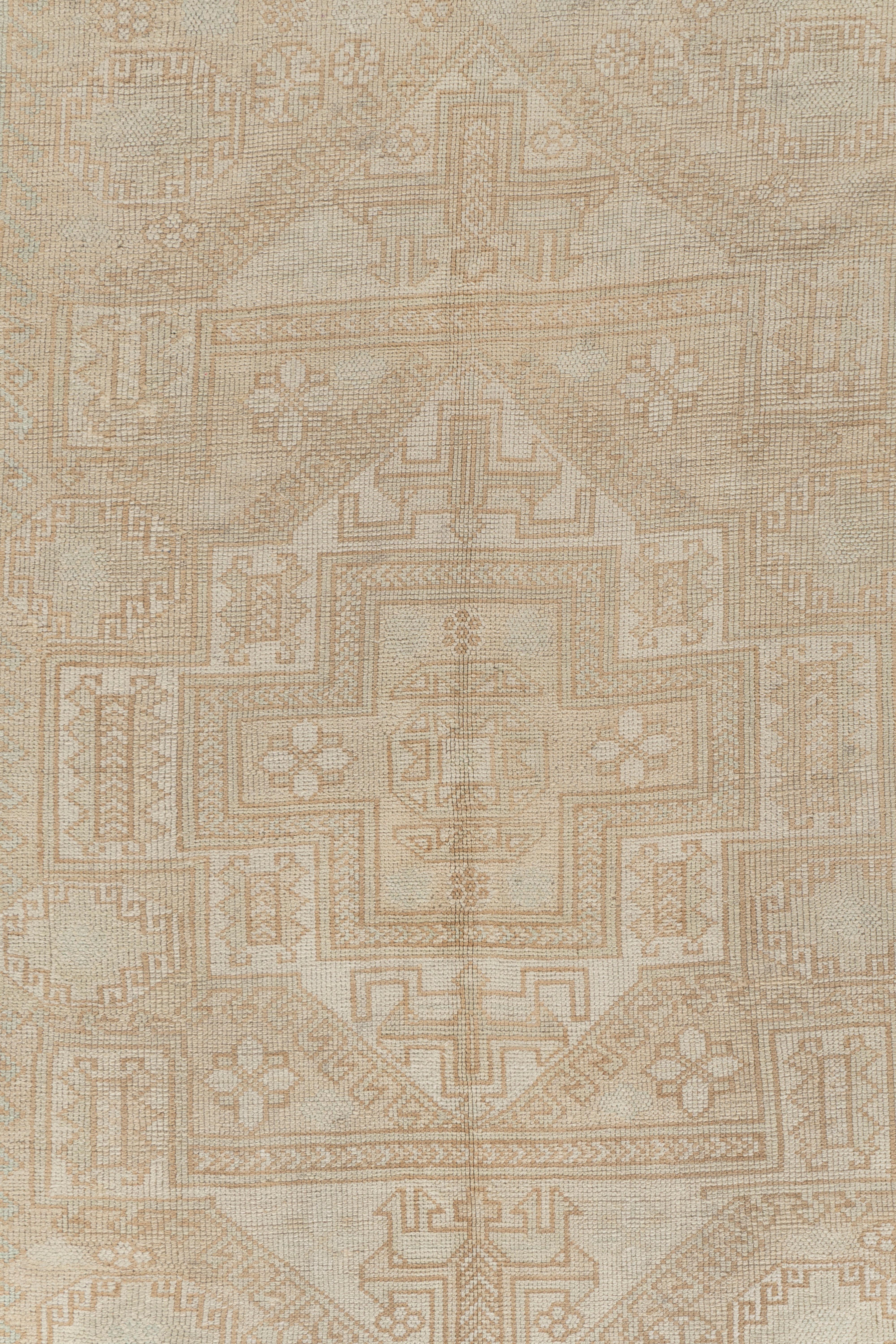 5'9 X 7'5. Oushak's are known for their soft palettes combined with eccentric drawing. Oushak in western Turkey has the longest continuous rug weaving history, stretching back at least to the mid-fifteenth century. It has always been oriented