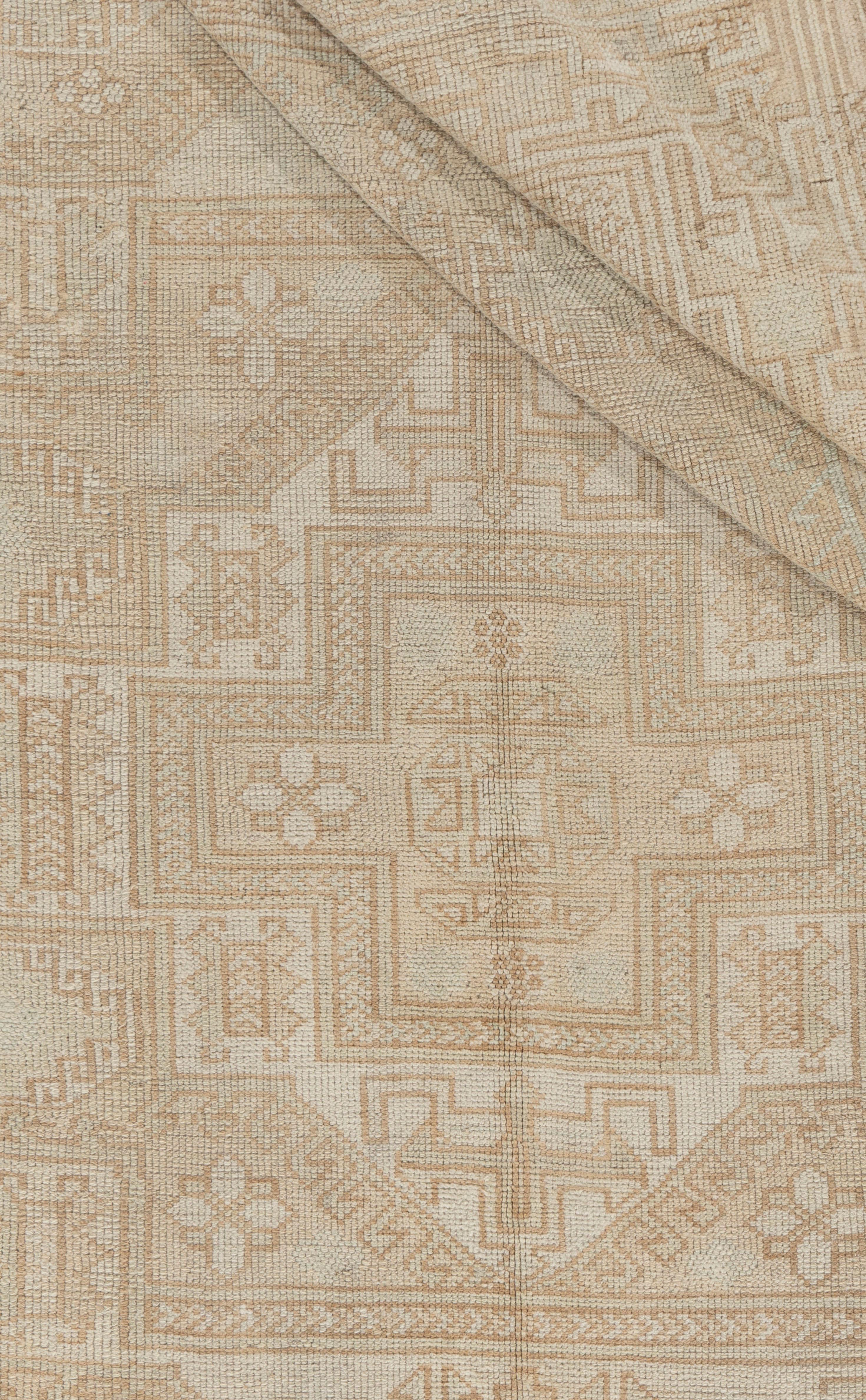 Vintage Circa 1940 Turkish Ivory Beige Oushak Wool Hand Knotted Rug 5'9 X 7'5 In Good Condition For Sale In New York, NY