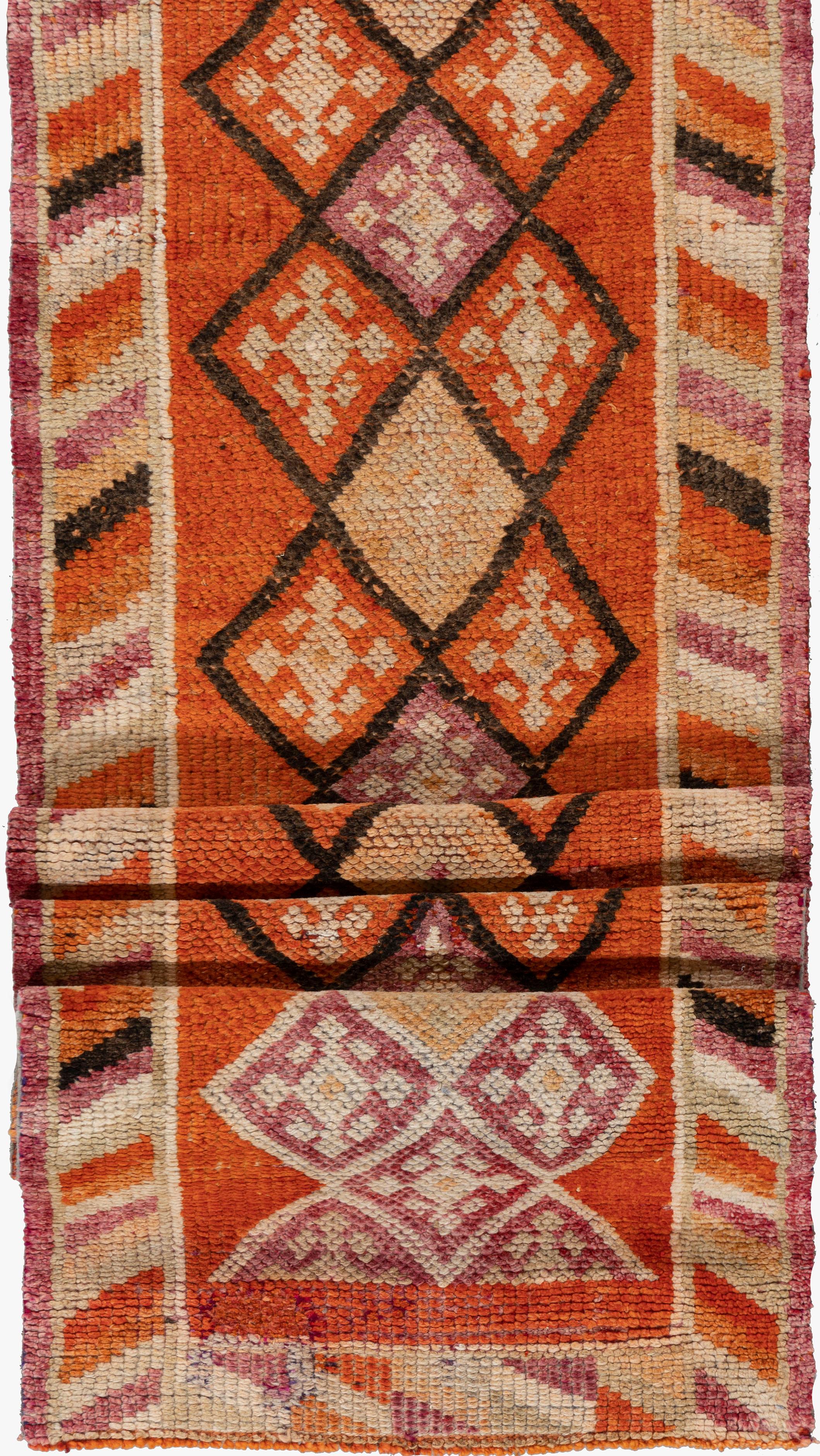 Tappeto turco vintage Oushak 2'5 x 12'4. Questi tappeti attraenti sono adatti a un'ampia varietà di ambienti, ma l'effetto significativo degli Oushak è che uniscono gli spazi, rendendoli accoglienti e caldi. La tecnica artistica di tessitura dei