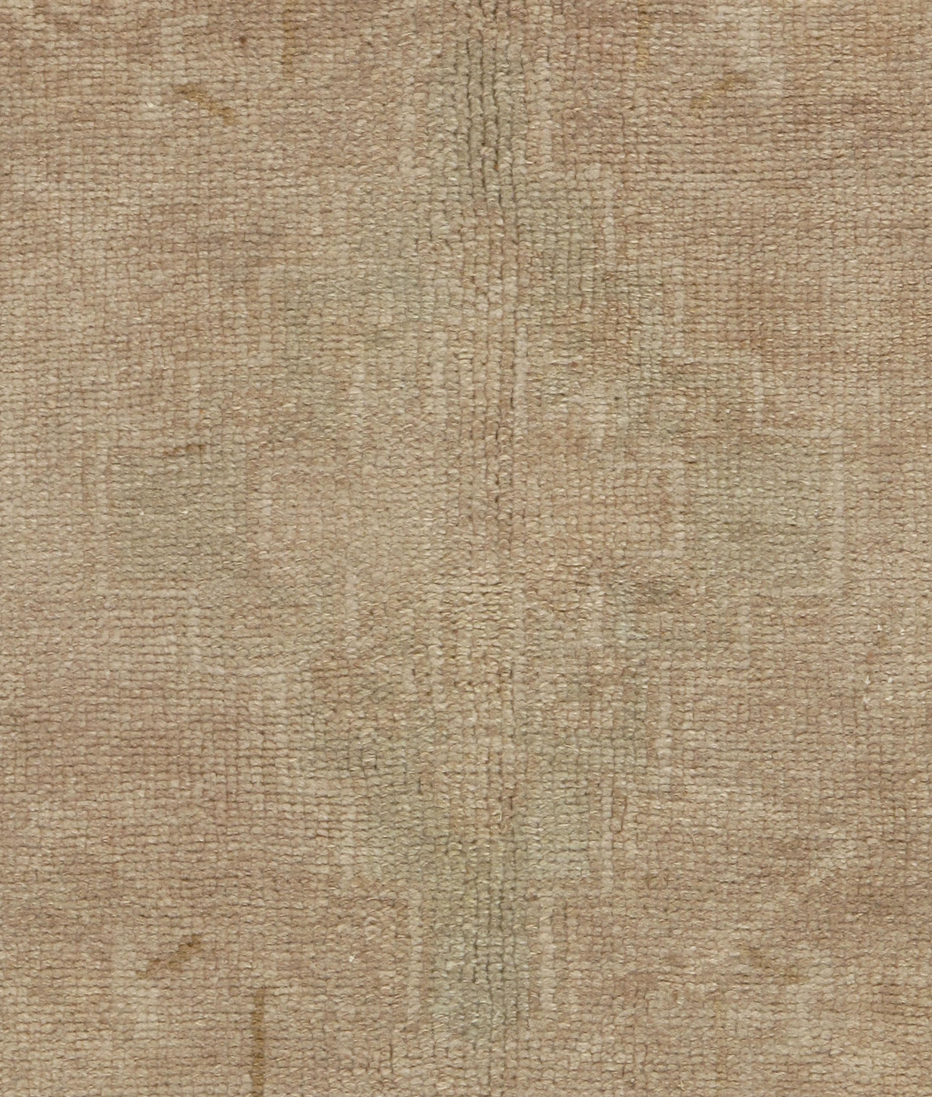 Tappeto Oushak turco vintage, 4'4 x 9'4. Tessuto a mano in Turchia, dove la tessitura di tappeti è una cultura piuttosto che un'attività commerciale. I tappeti provenienti dalla Turchia sono noti per l'alta qualità della loro lana, per i loro