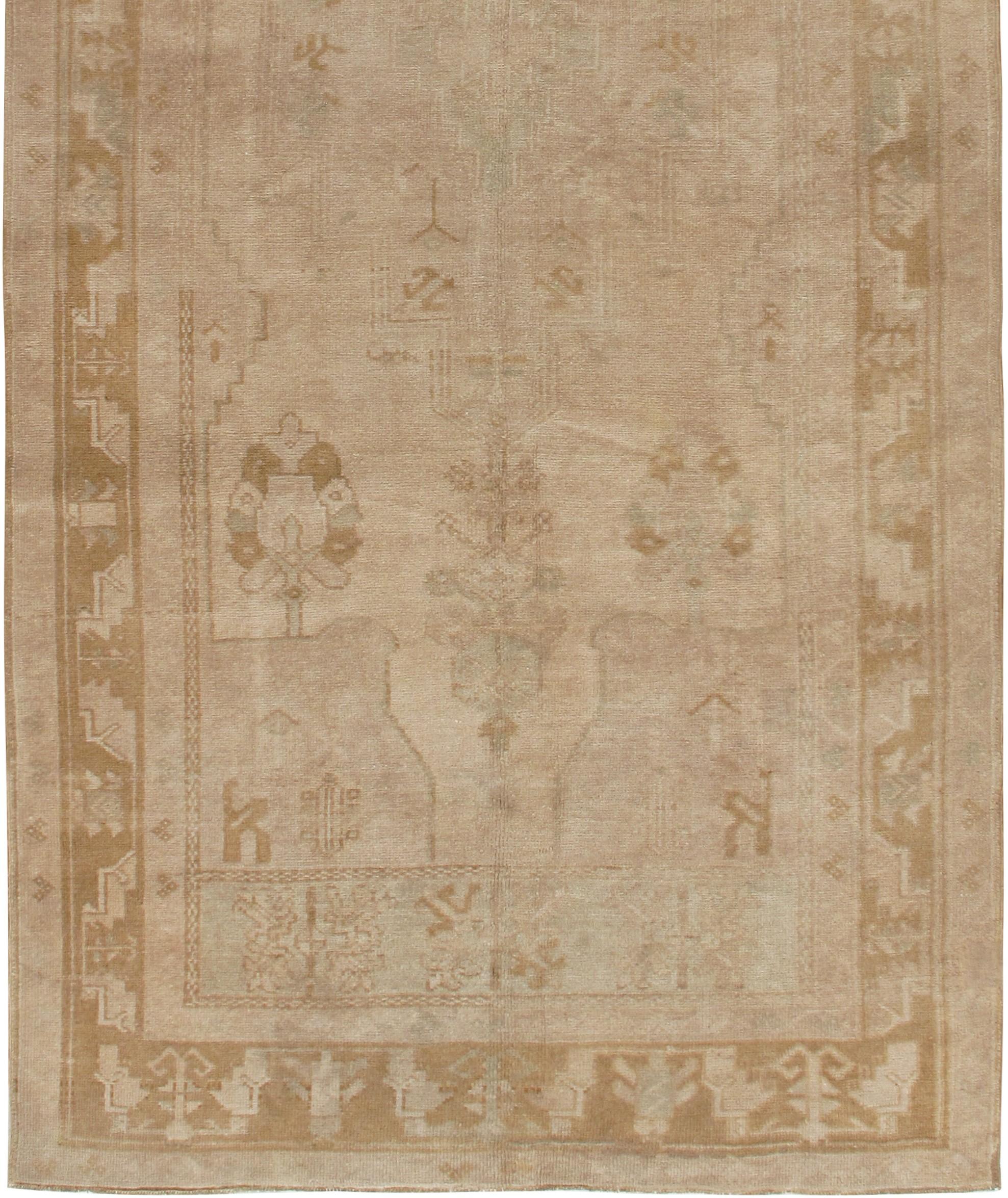 Tessuto a mano Tappeto Oushak turco d'epoca, circa 1940, 4'4 x 9'4 in vendita