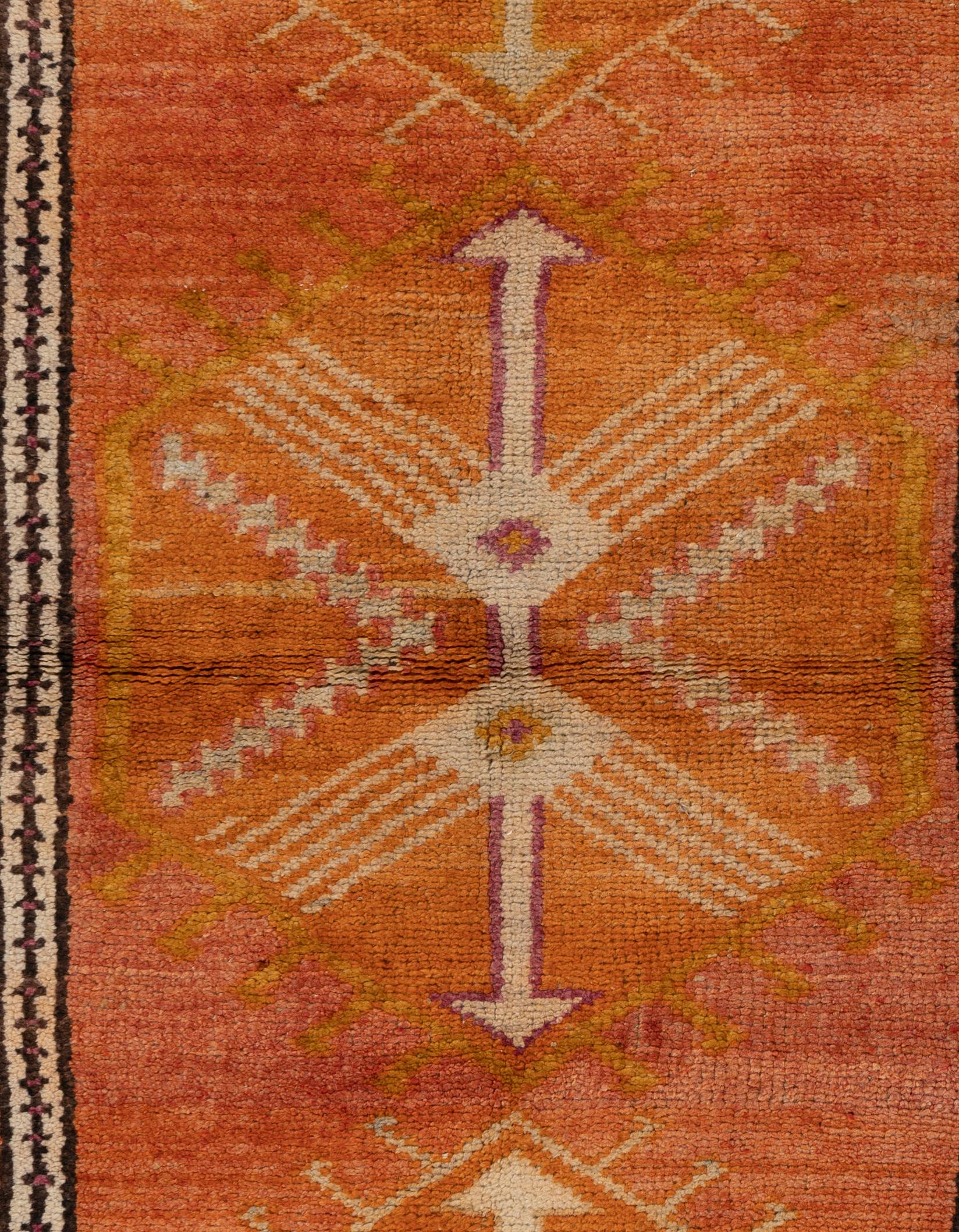 Türkischer Oushak-Läufer im Vintage-Stil, um 1940, 2'11 x 14'7 cm (Wolle) im Angebot