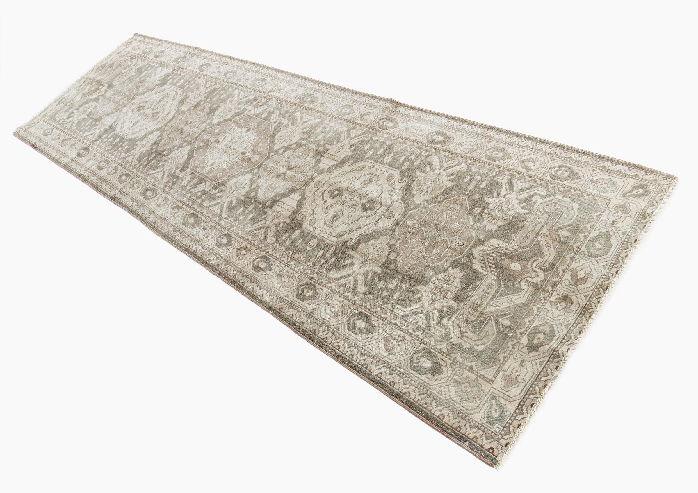 Vintage Circa 1940 Turkish Oushak Taupey Green Ivory Traves de Mesa 2'2 x 10'11 en venta 5