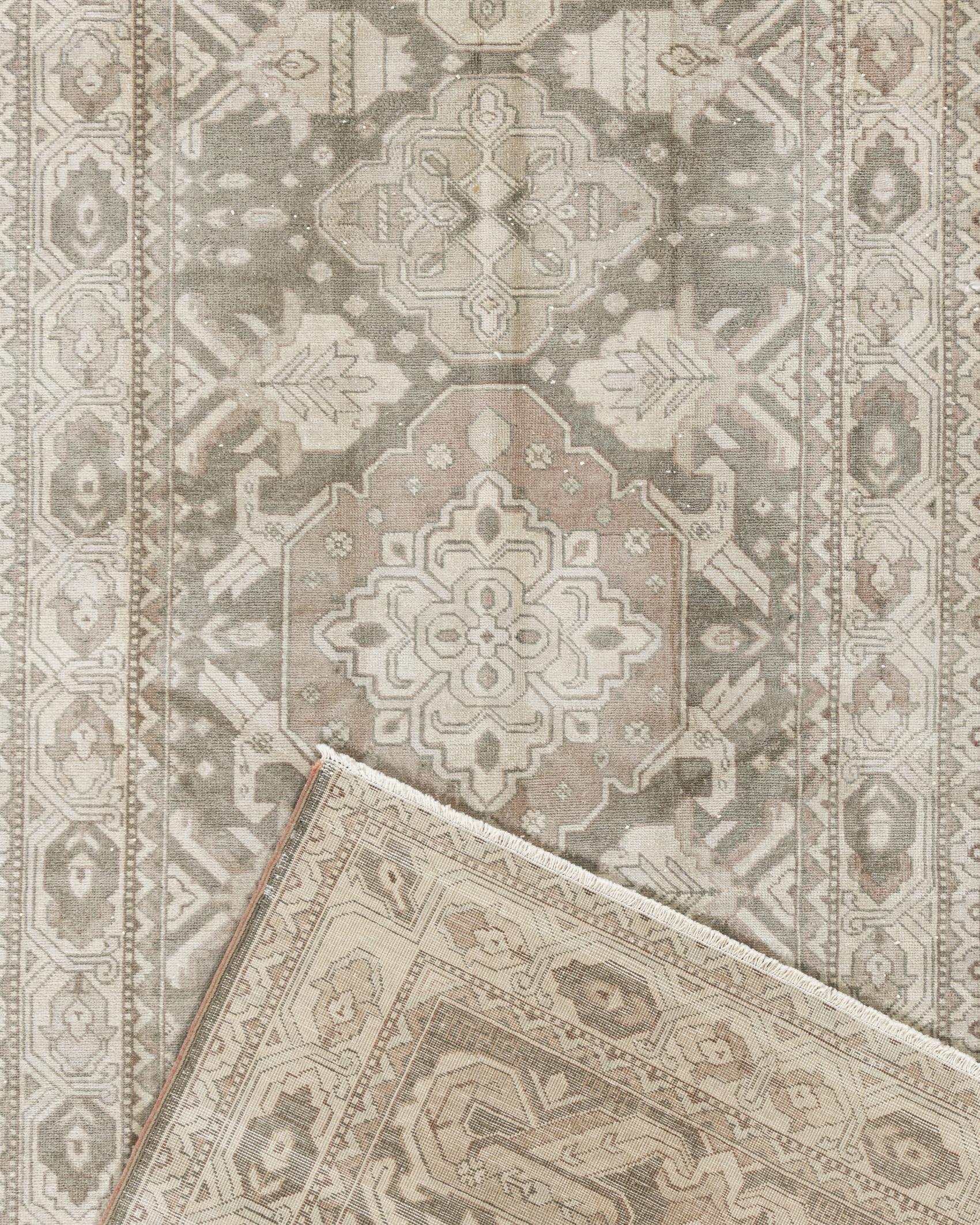 Alfombra Turca Oushak Vintage 2'2 X 10'11. La lujosa calidad de la lana (por la que los Oushaks siempre han sido famosos) contribuía a la viveza de los colores. A diferencia de la mayoría de las alfombras turcas, las de Oushak estaban muy influidas