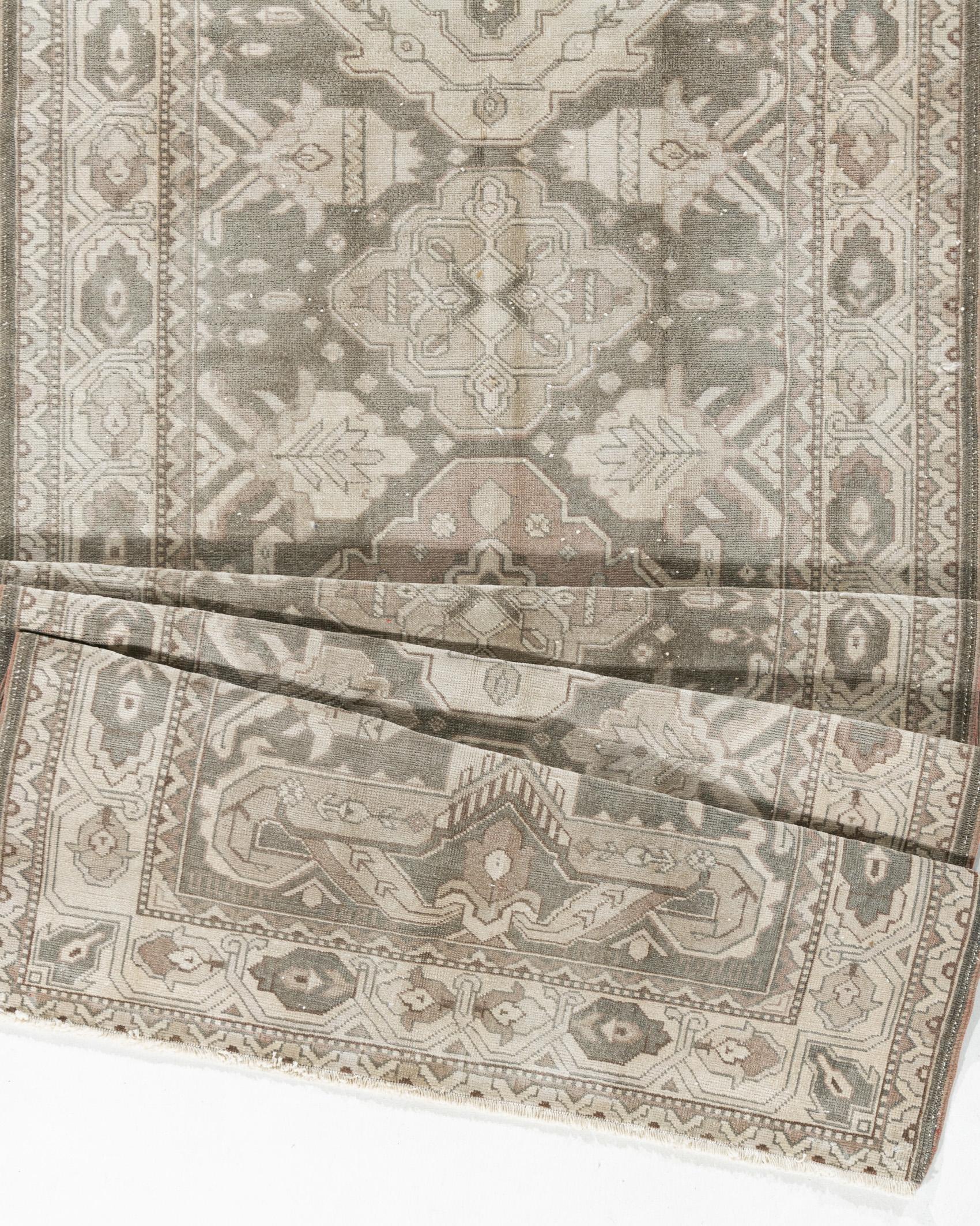 Vintage Circa 1940 Turkish Oushak Taupey Green Ivory Traves de Mesa 2'2 x 10'11 Turco en venta
