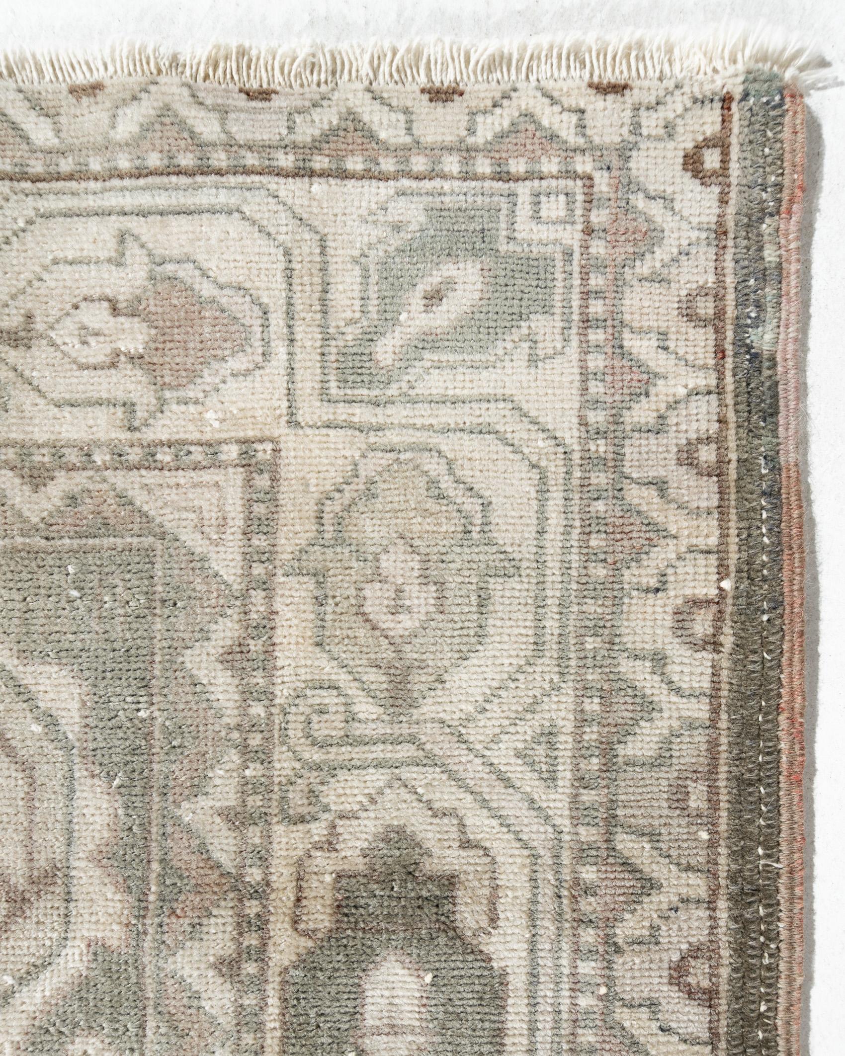 Vintage Circa 1940 Turkish Oushak Taupey Green Ivory Traves de Mesa 2'2 x 10'11 Tejido a mano en venta
