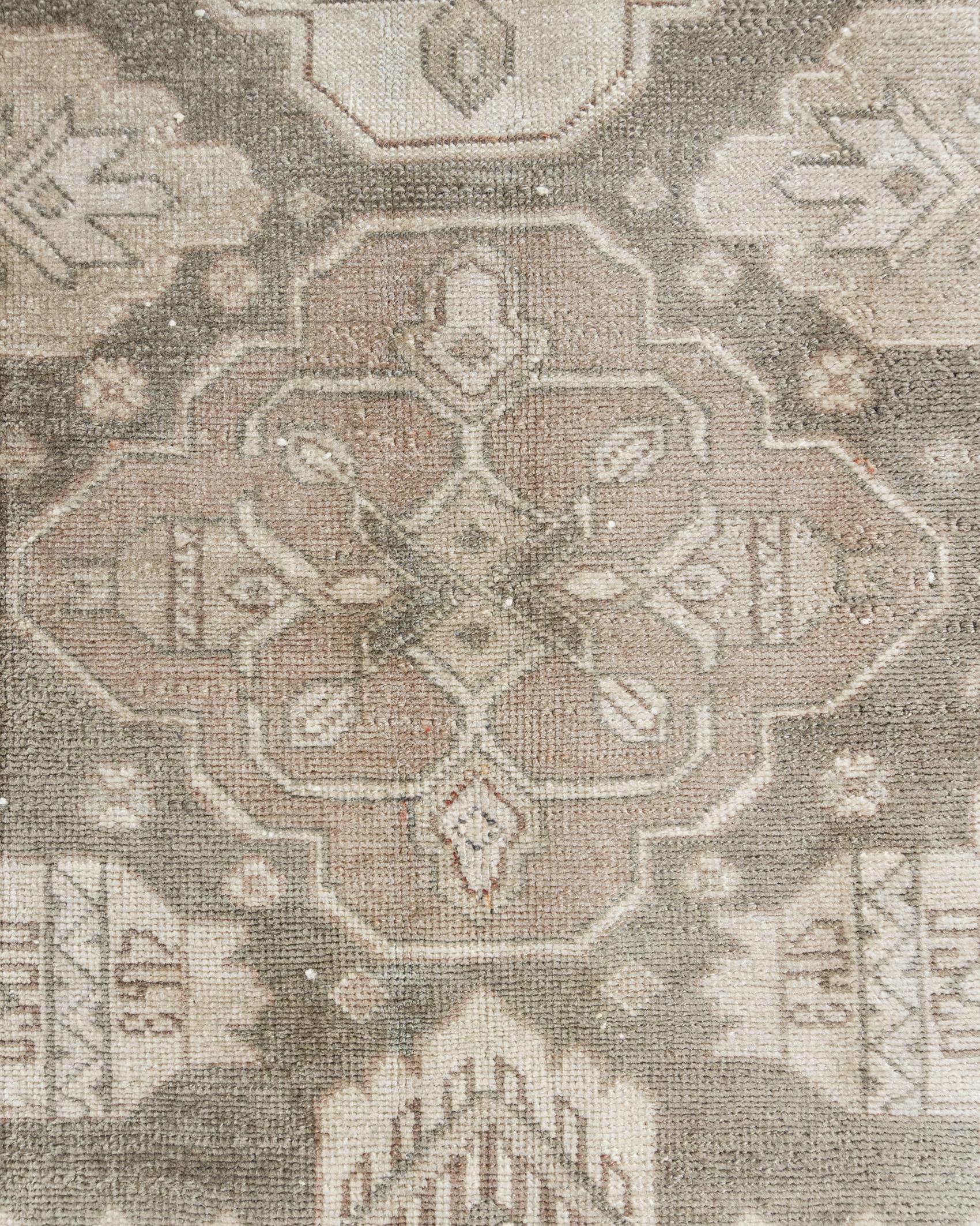 Vintage Circa 1940 Turkish Oushak Taupey Green Ivory Traves de Mesa 2'2 x 10'11 siglo XX en venta