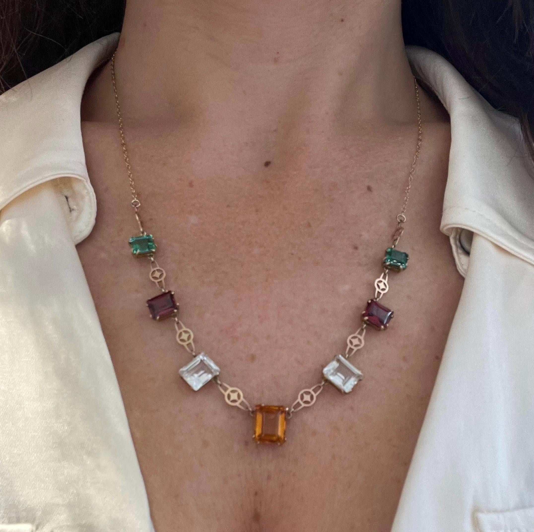 Vintage By, collana d'oro con più gemme incastonate 

Timbrato in oro 10k 

Circa anni '1940

Una danza di colori di un'epoca passata...
Entra nell'eleganza degli anni '40 con questa collana vintage in oro 10k, che brilla di citrino sintetico,