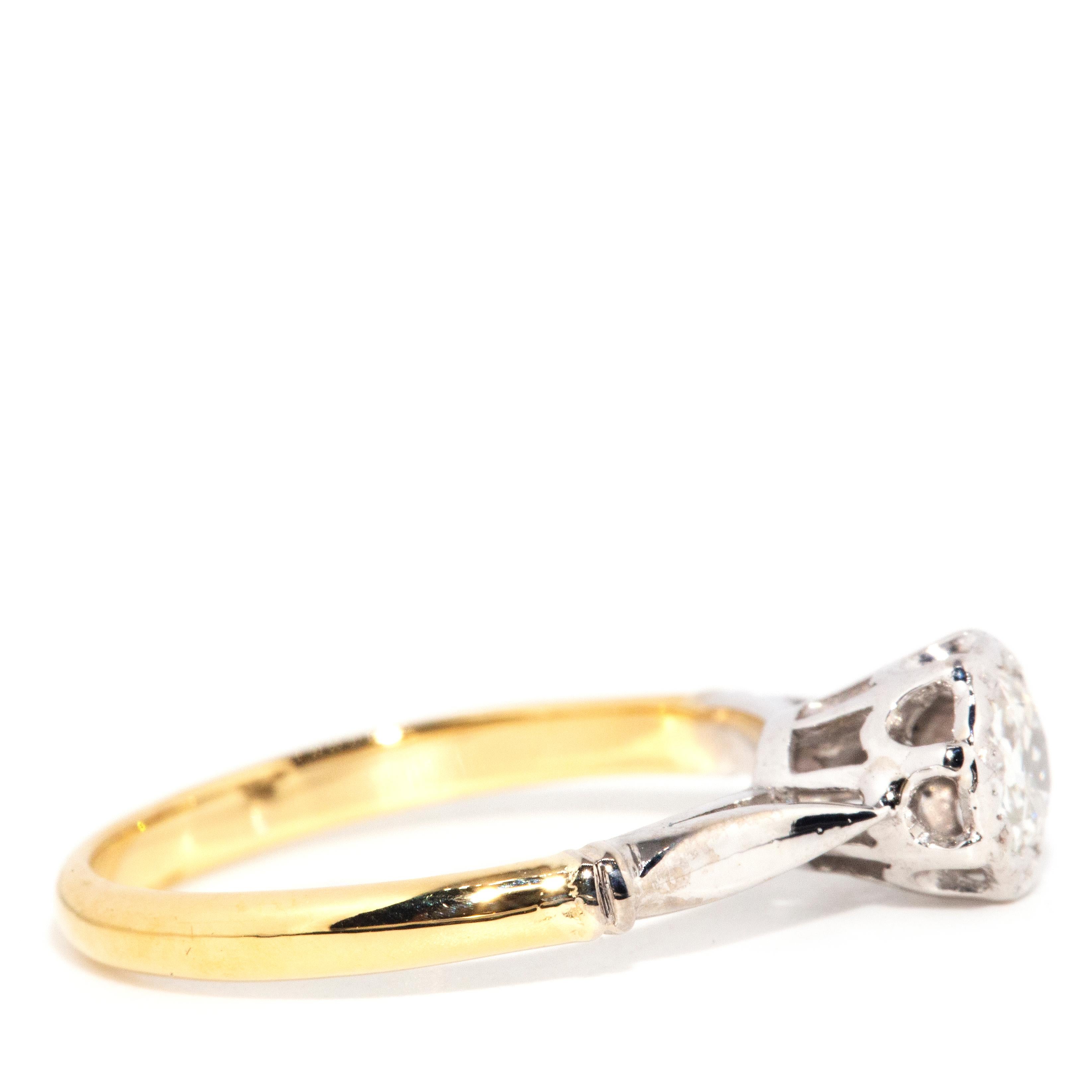 Bague solitaire vintage en or jaune et blanc 18 carats avec diamant taille ancienne datant des années 1940 en vente 1