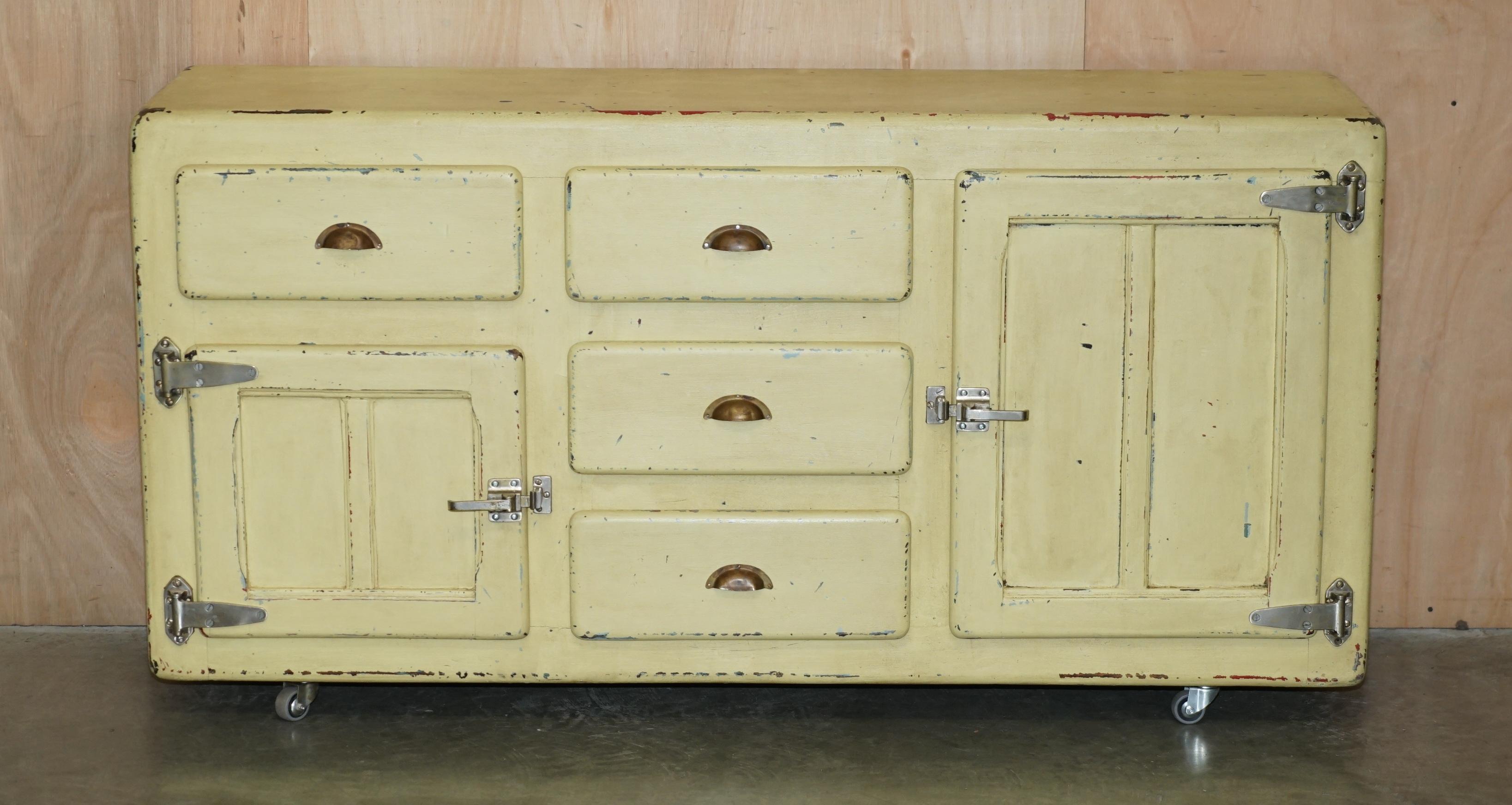 Casa Reale Antiquariato

Royal House Antiques è lieta di offrire in vendita questa splendida credenza vintage degli anni '40 circa, con vernice vecchia e rovinata.

Tieni presente che le spese di spedizione indicate sono solo indicative e coprono
