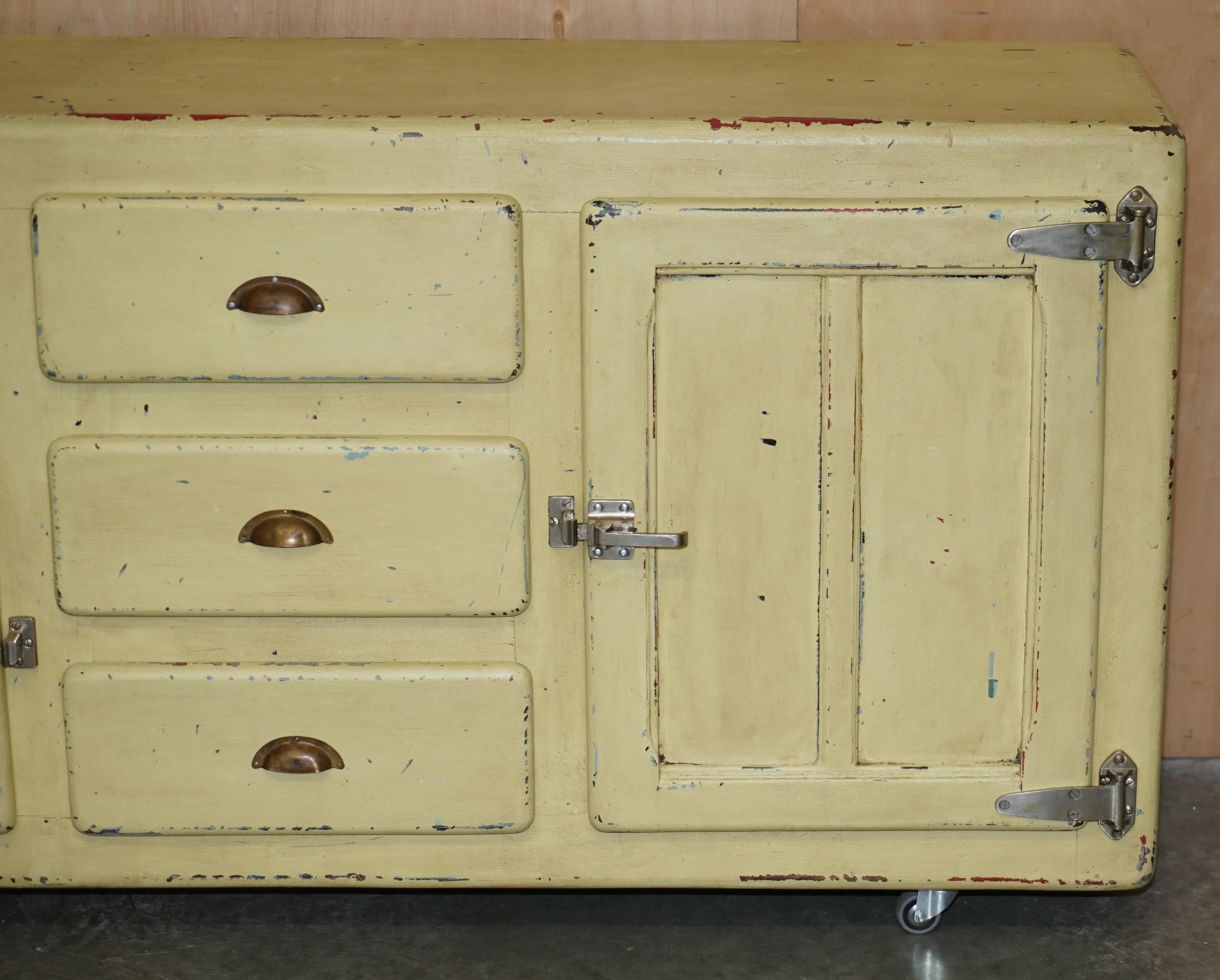 Dipinto ARMADIO DA LATO PER LA CONSERVAZIONE DEL FREDDO CIRCA 1940 D'EPOCA CON FISSI ORIGINALI in vendita