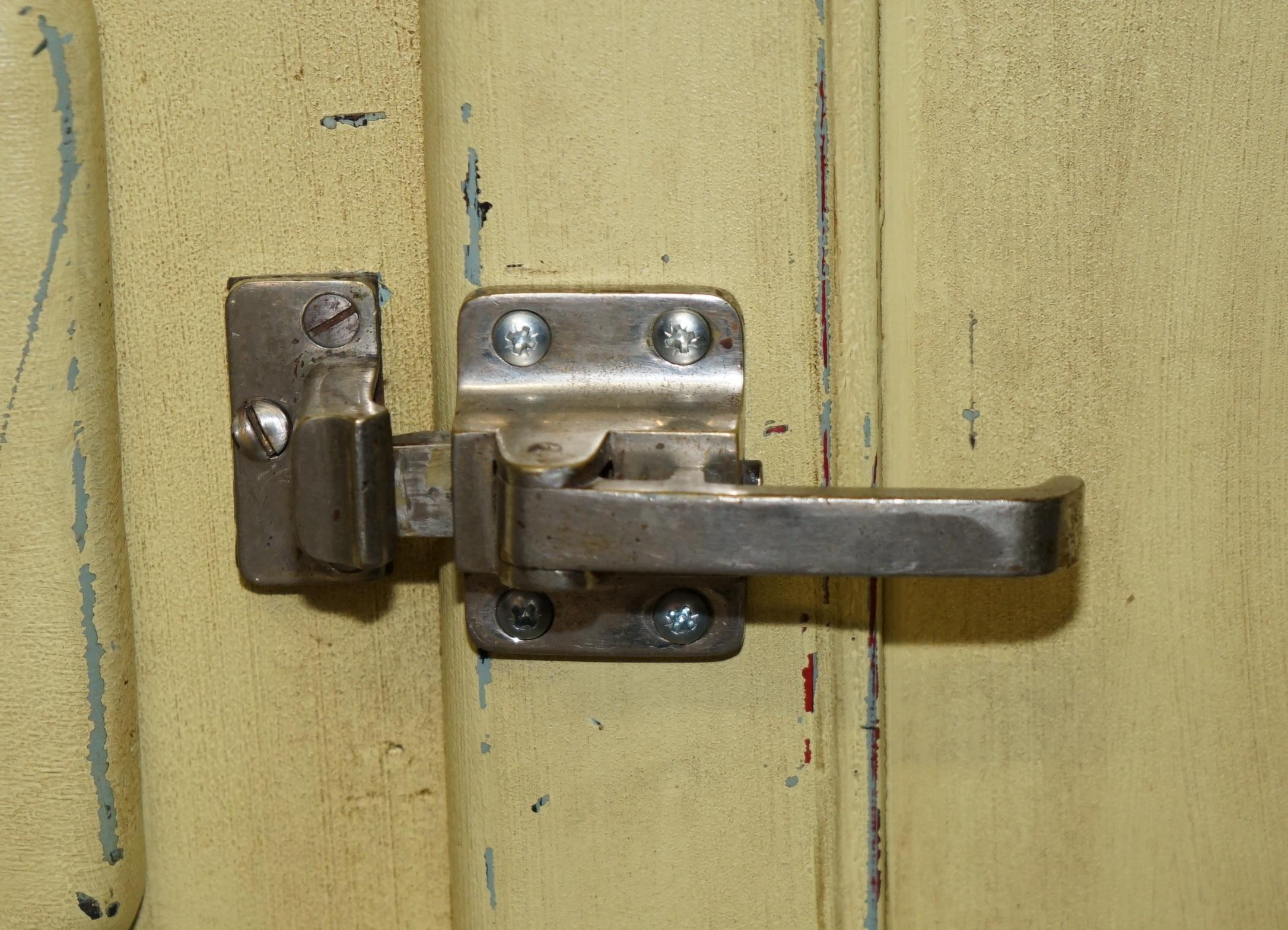 Metà XX secolo ARMADIO DA LATO PER LA CONSERVAZIONE DEL FREDDO CIRCA 1940 D'EPOCA CON FISSI ORIGINALI in vendita