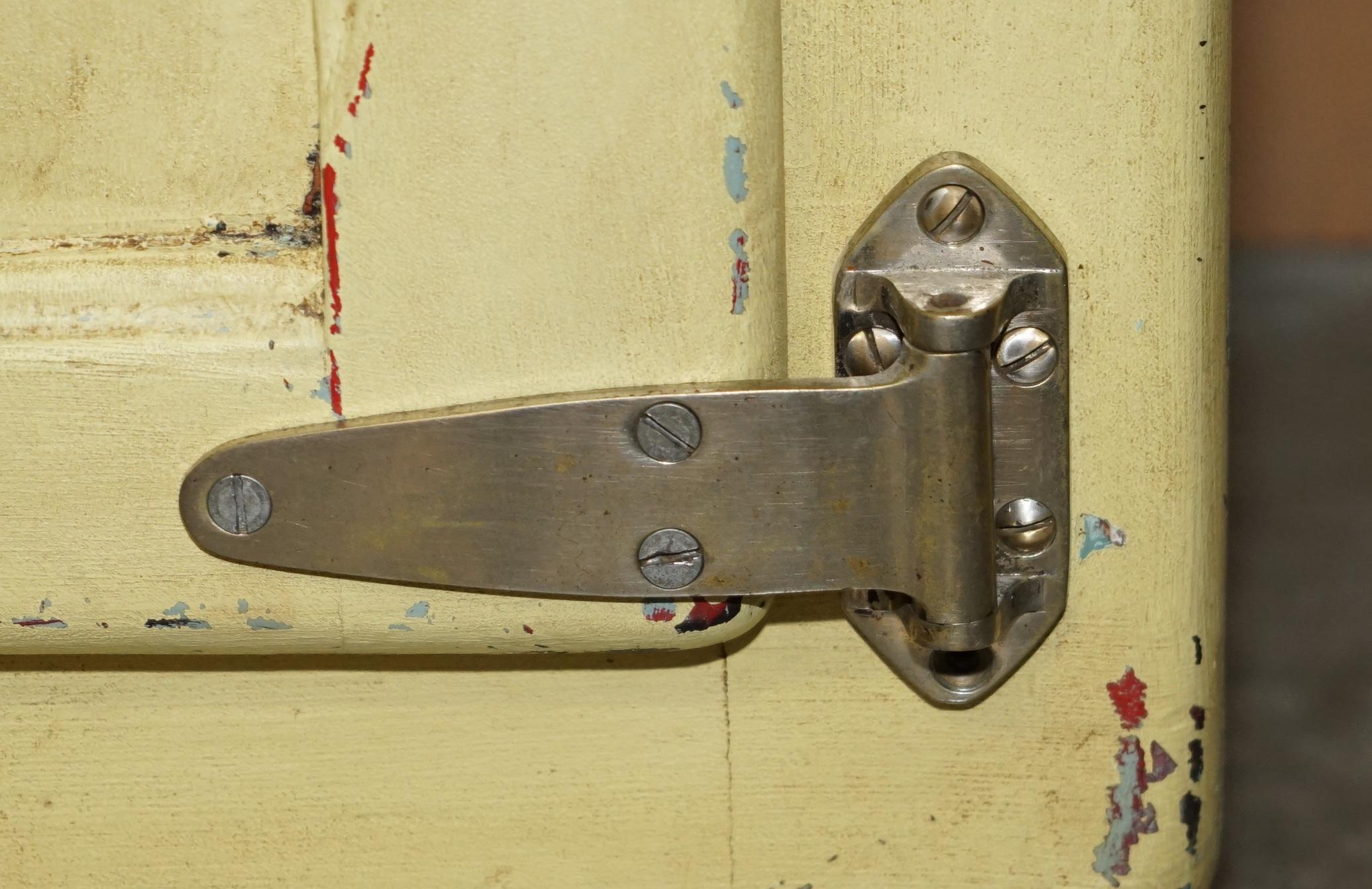 Metallo ARMADIO DA LATO PER LA CONSERVAZIONE DEL FREDDO CIRCA 1940 D'EPOCA CON FISSI ORIGINALI in vendita