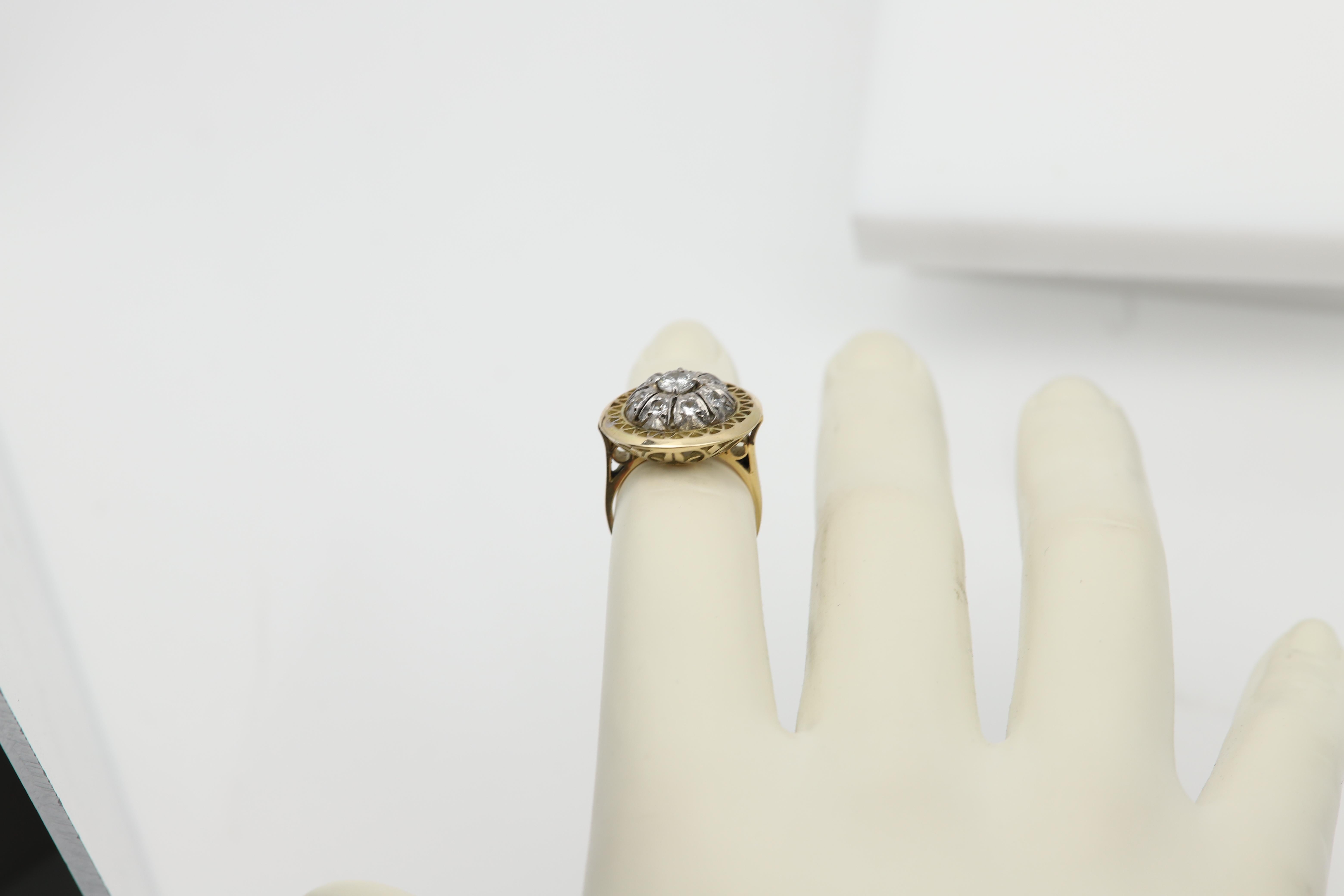 Vintage Diamond Ring circa 1940er Jahre 
Echter alter Ring in gutem Zustand
Nizza Runde Design hat eine Art von einer fesselnden Blick
Gebaut mit einer Kuppel wie eine fliegende Untertasse.
Zentrum Diamant ist 4,0mm G-SI 
Fingergröße 4 (die Größe