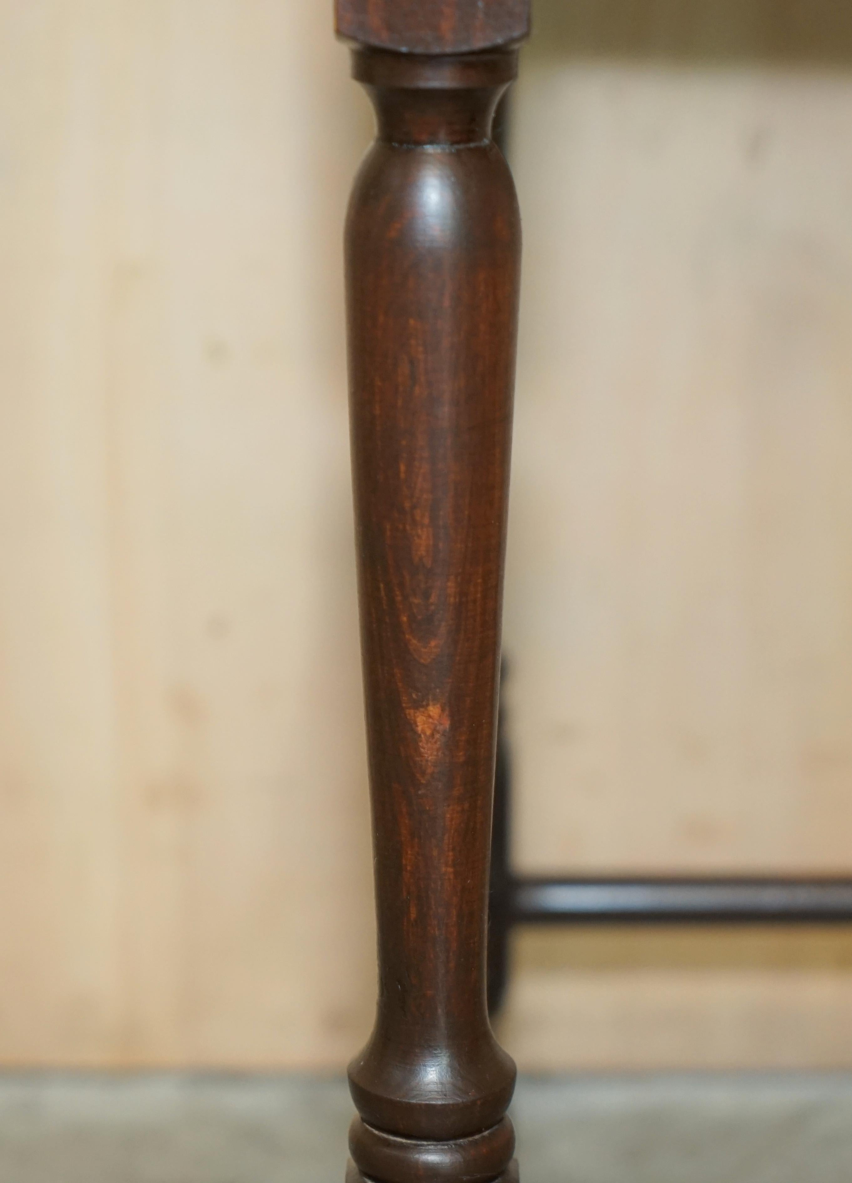 Metà XX secolo SGABELLO DUTCH CIRCA 1940 CON SEDUTA IN CORDA DI RAME in vendita