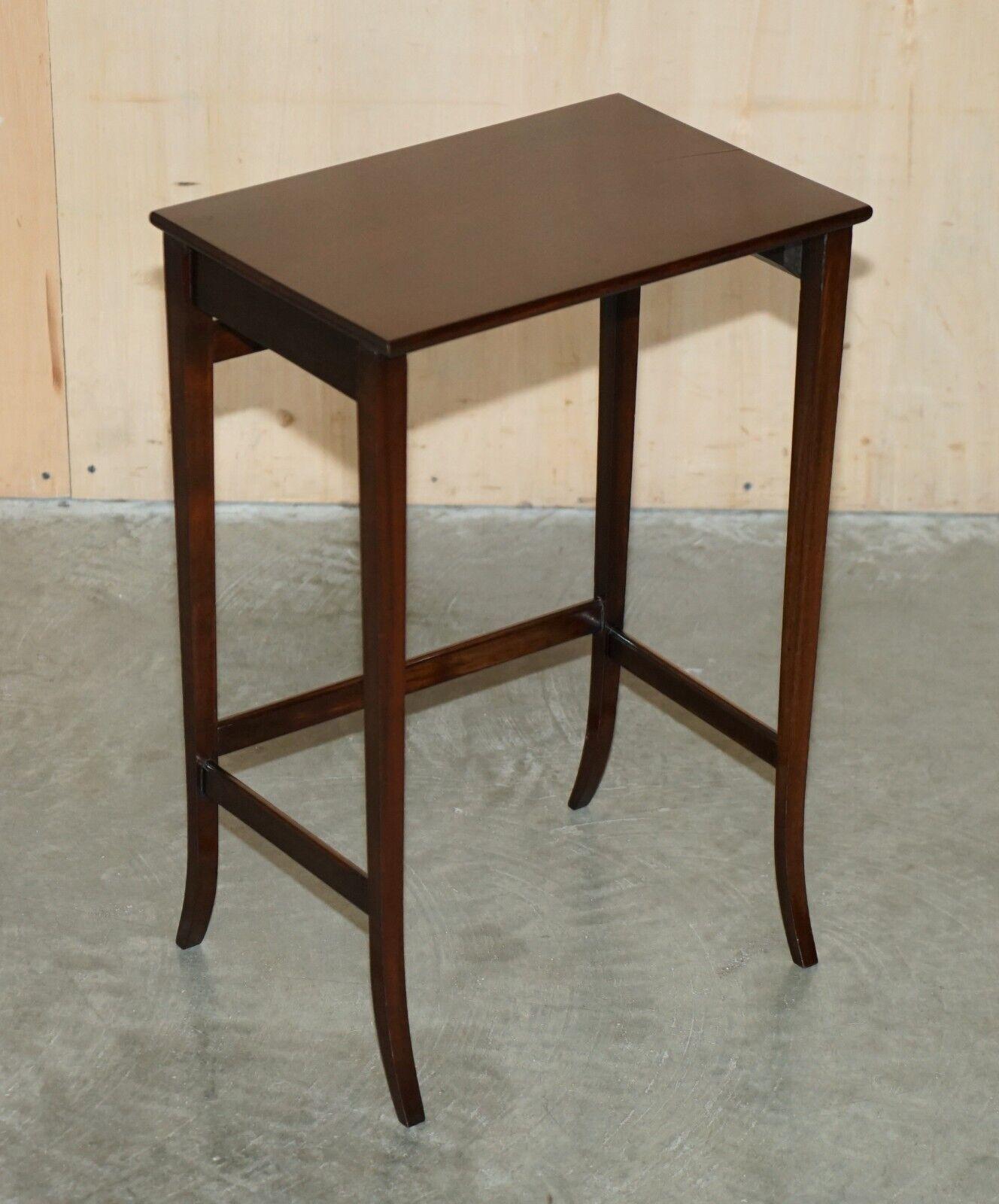 VINTAGE CIRCA 1940's ENGLISH HARDWOOD NEST OF THREE SIDE END LAMP WINE TABLES For Sale 4