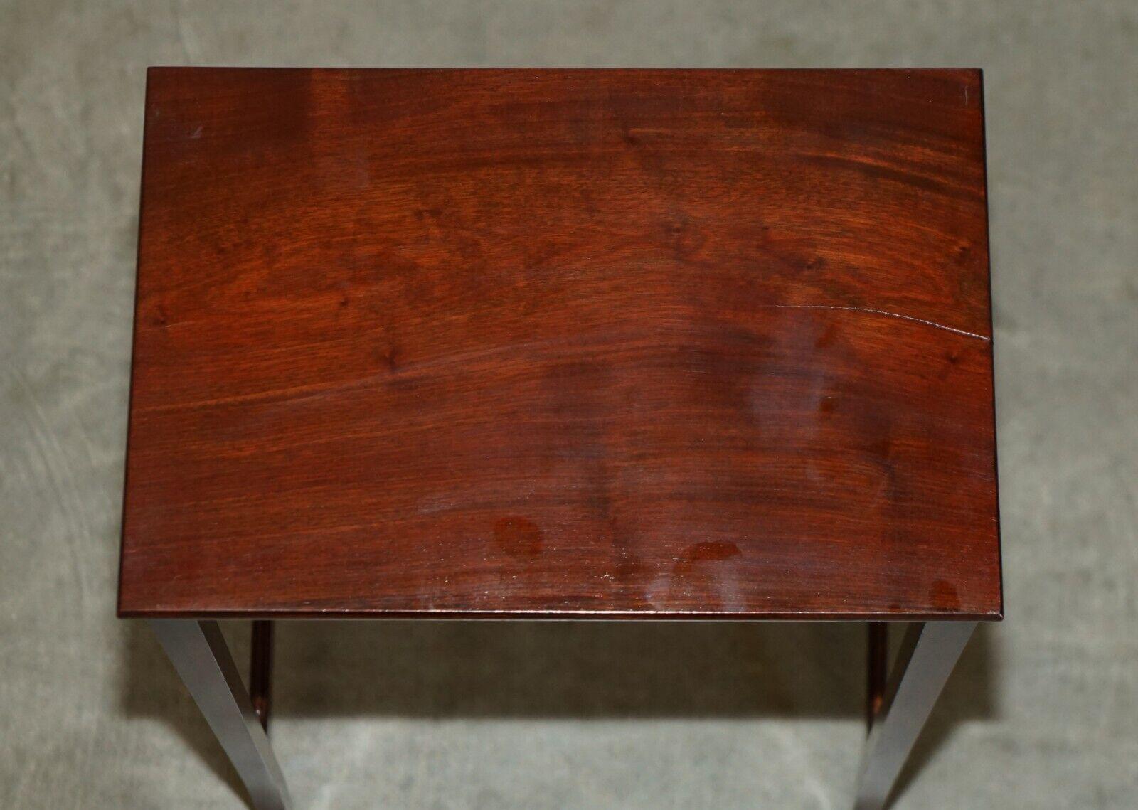 VINTAGE CIRCA 1940's ENGLISH HARDWOOD NEST OF THREE SIDE END LAMP WINE TABLES For Sale 7