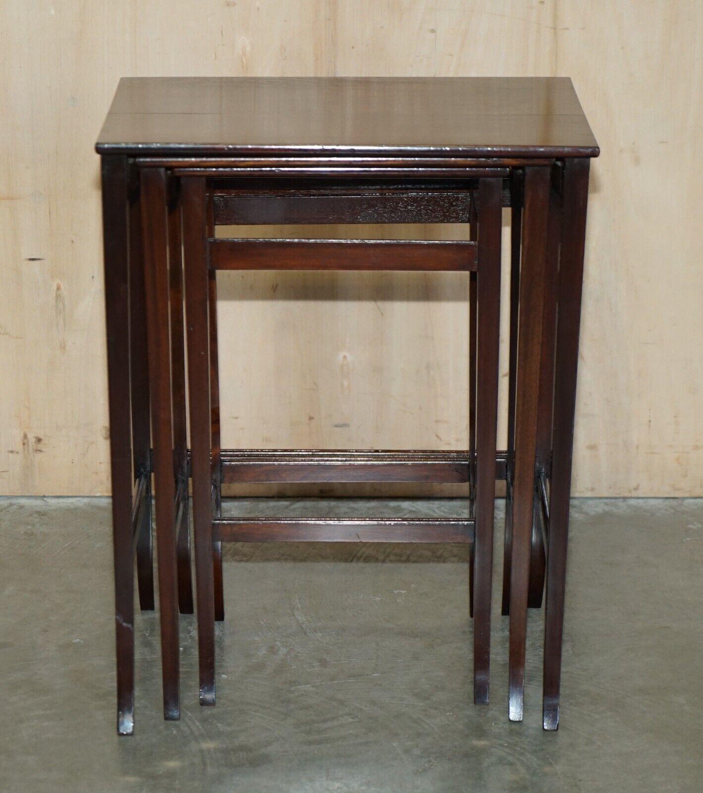 Art Deco VINTAGE CIRCA 1940's ENGLISH HARDWOOD NEST OF THREE SIDE END LAMP WINE TABLES For Sale
