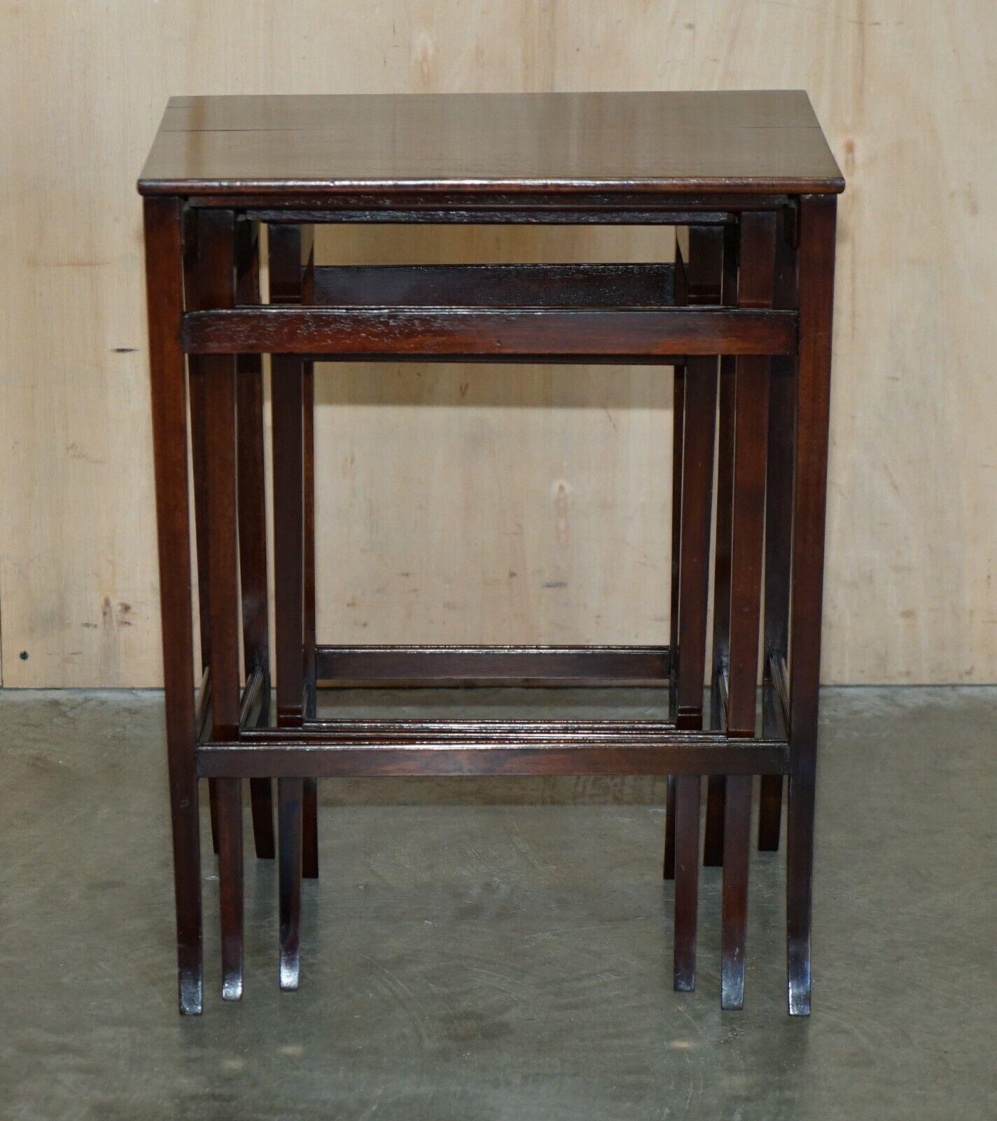 English VINTAGE CIRCA 1940's ENGLISH HARDWOOD NEST OF THREE SIDE END LAMP WINE TABLES For Sale