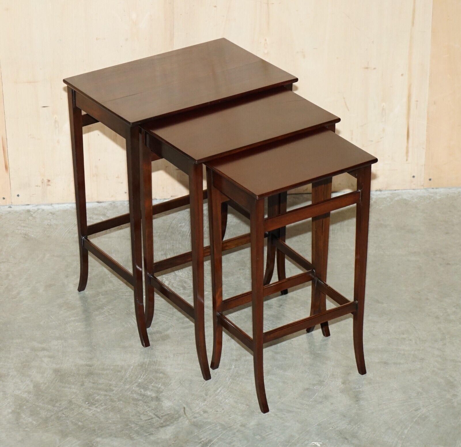 Mid-20th Century VINTAGE CIRCA 1940's ENGLISH HARDWOOD NEST OF THREE SIDE END LAMP WINE TABLES For Sale