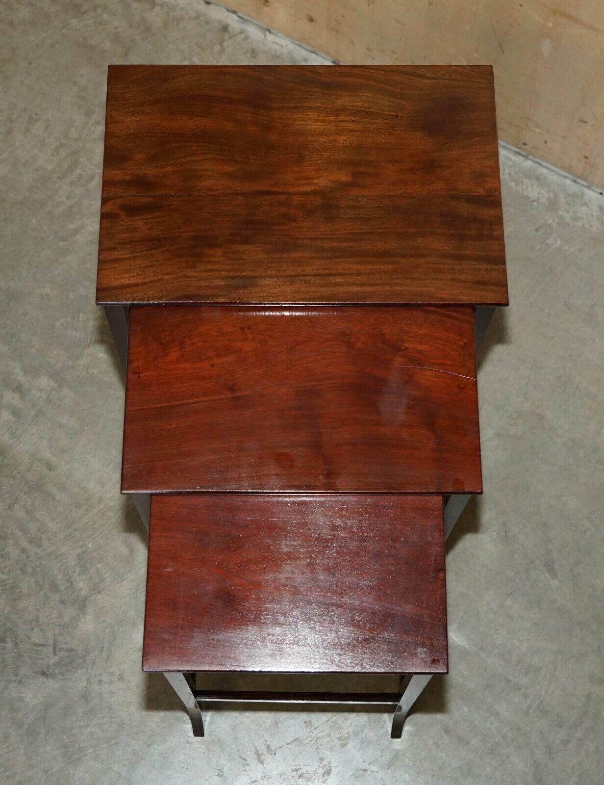 VINTAGE CIRCA 1940's ENGLISH HARDWOOD NEST OF THREE SIDE END LAMP WINE TABLES For Sale 1