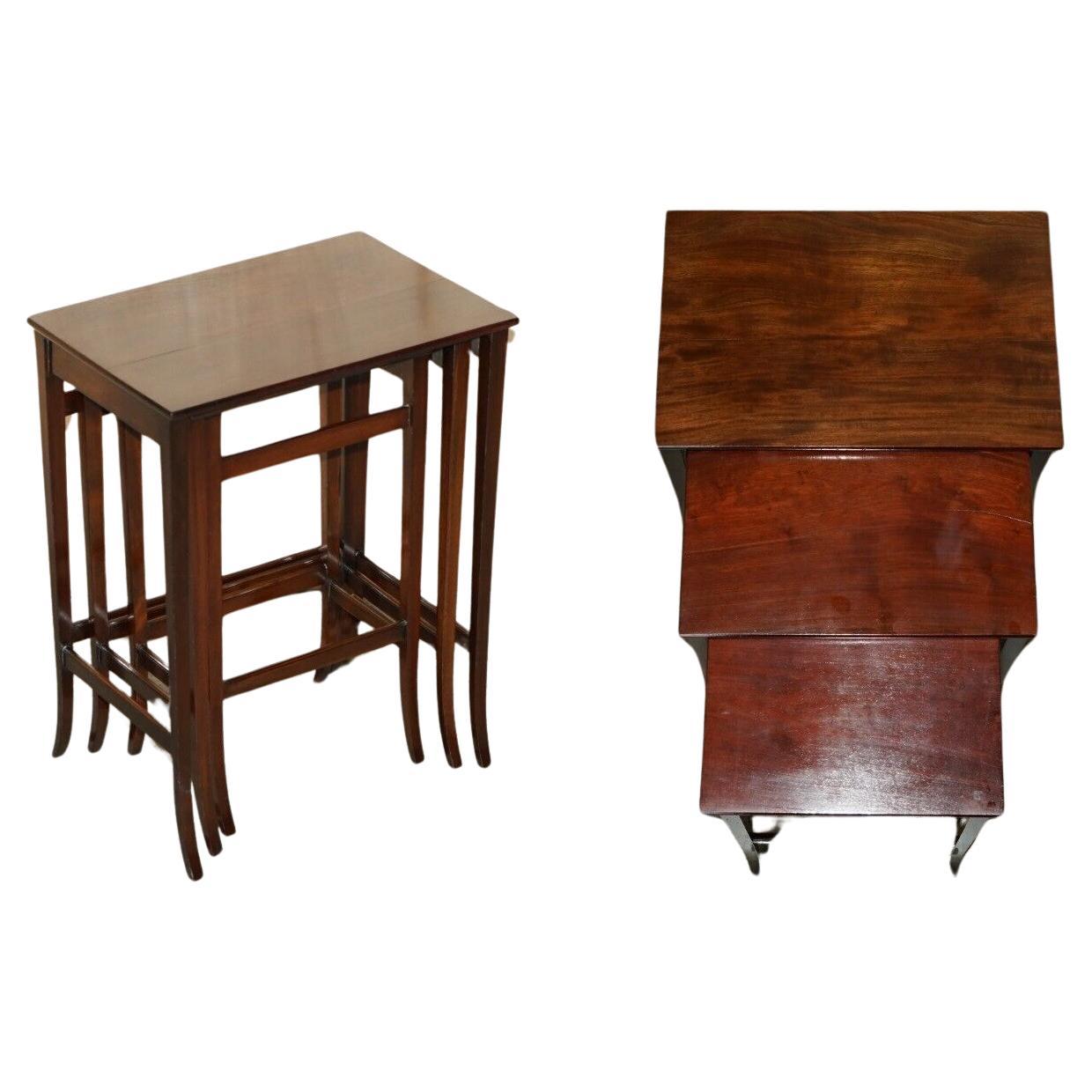 VINTAGE CIRCA 1940's ENGLISH HARDWOOD NEST OF THREE SIDE END LAMP WINE TABLES For Sale