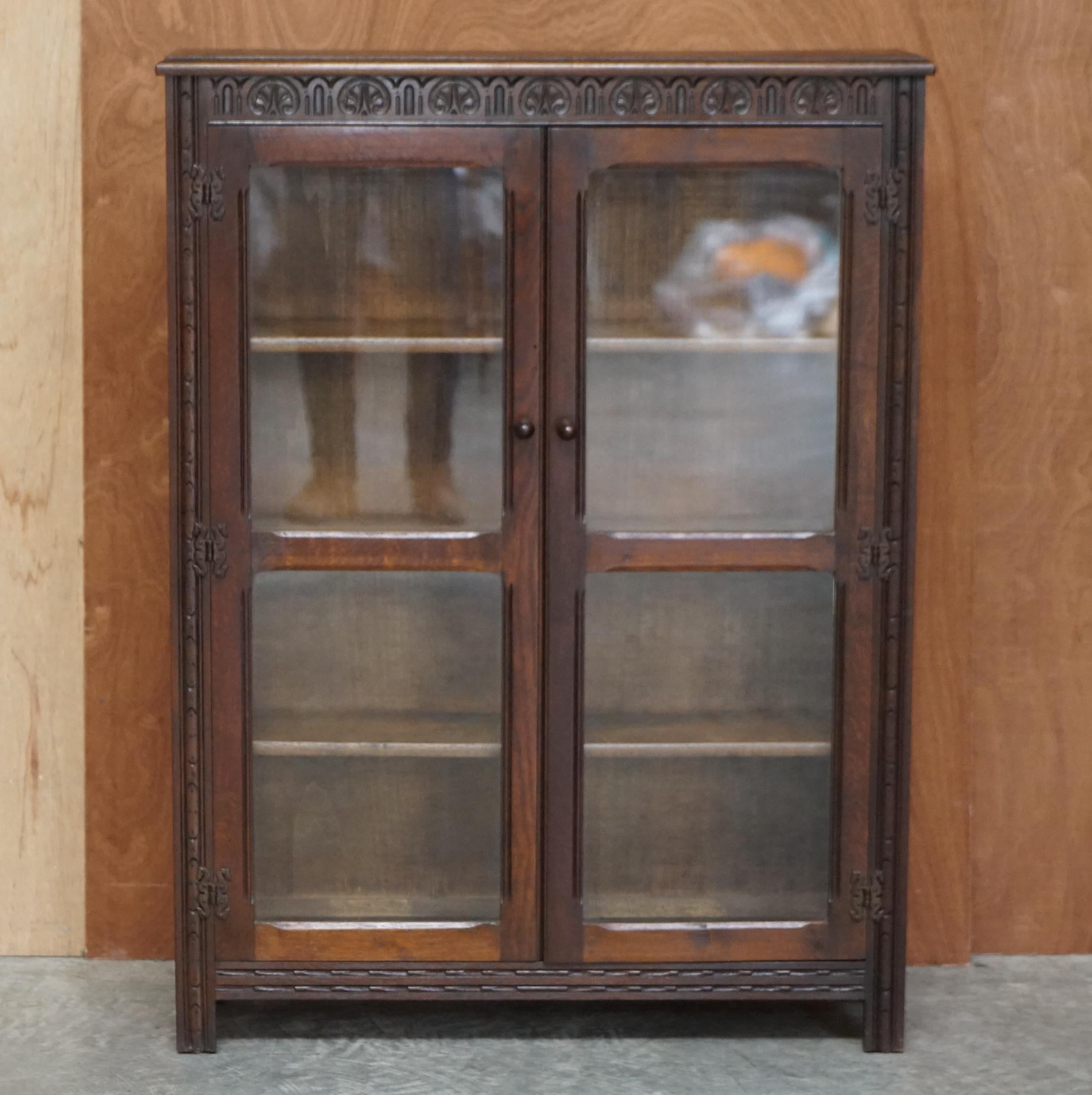 We are delighted to offer this nicely made circa 1940’s Jacobean revival English oak glazed door bookcase

A good looking and well made piece, the style is Jacobean as mentioned, this is a mid century example with nicely detailed hinges and