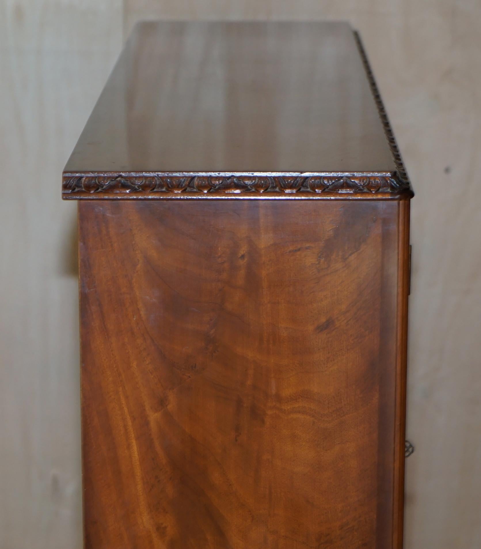 Vintage circa 1940's Flamed Hardwood & Satinwood Sideboard Display Cabinet Table For Sale 1