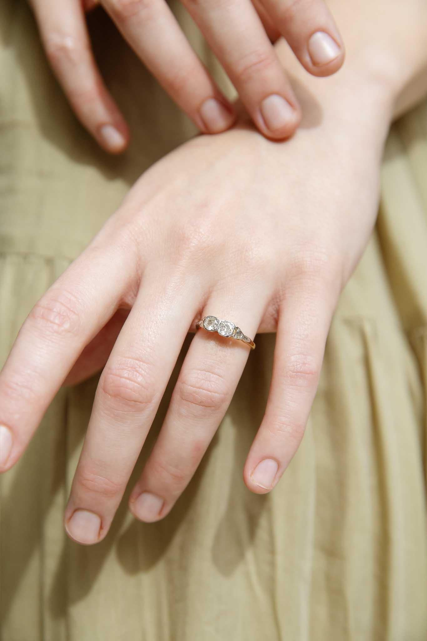Notre bague Dove est une joie vintage, fabriquée en or jaune et blanc 18 carats, et embellie par l'éclat de diamants de taille ancienne, elle est l'élément parfait de votre collection de bijoux.  Les années 1940 ont donné naissance à un classique