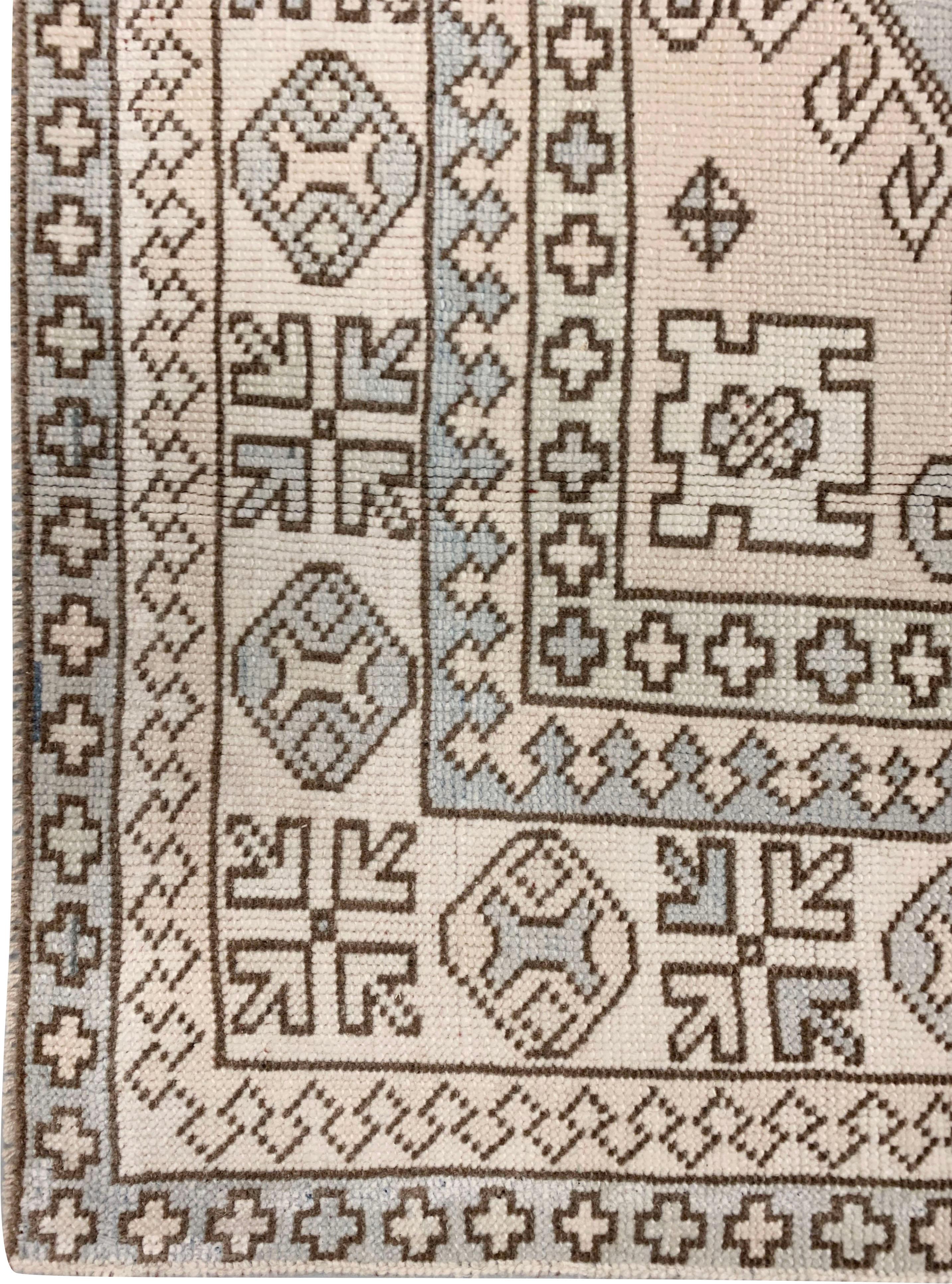Tappeto vintage turco Oushak 5' x 6'8. Tessuto a mano in Turchia, dove la tessitura di tappeti è una cultura piuttosto che un'attività commerciale. I tappeti provenienti dalla Turchia sono noti per l'alta qualità della loro lana, per i loro