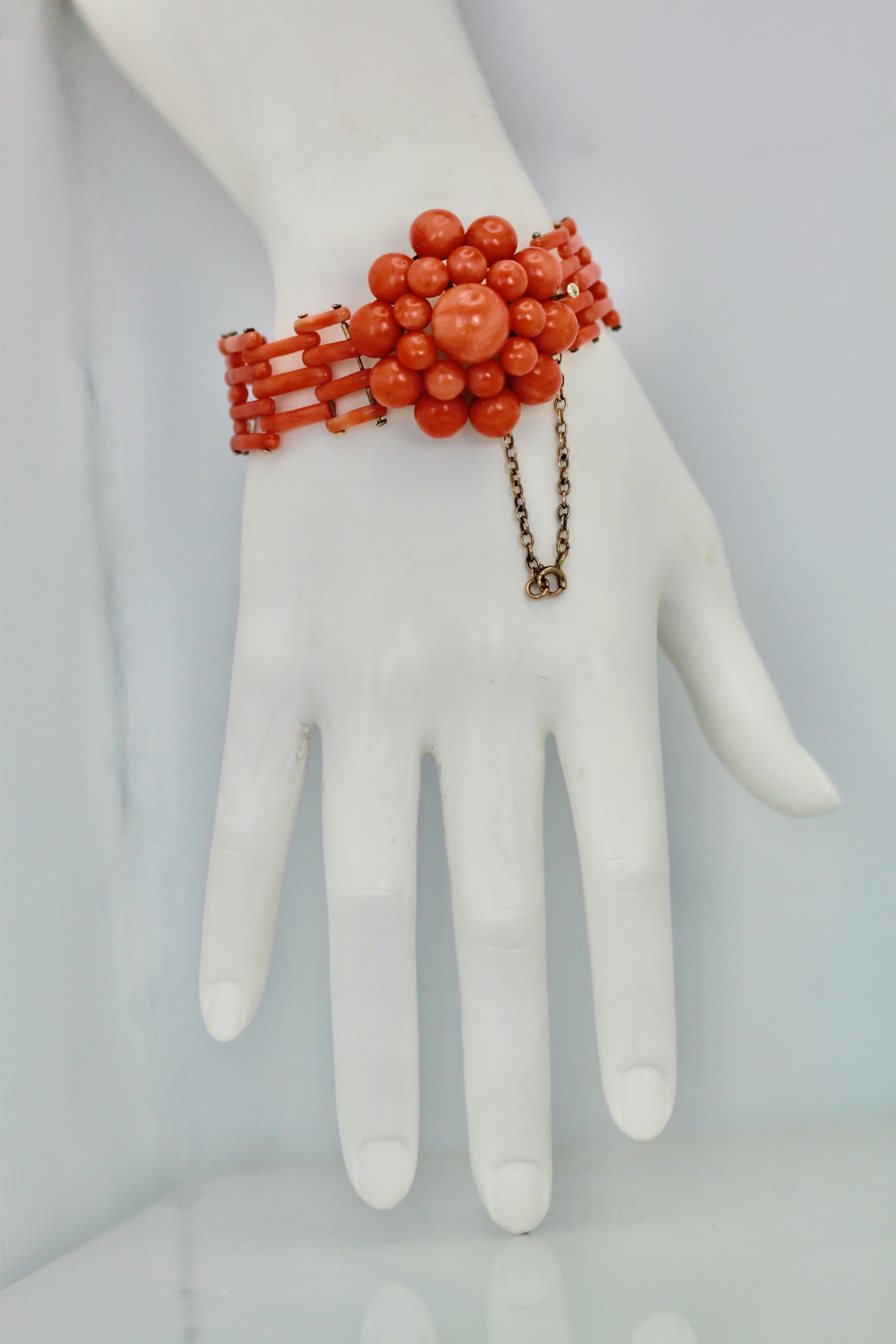Dieses Vintage-Korallenblüten-Armband kommt aus Italien und ist in wunderschönem Zustand.  Das Armband ist 6 1/2