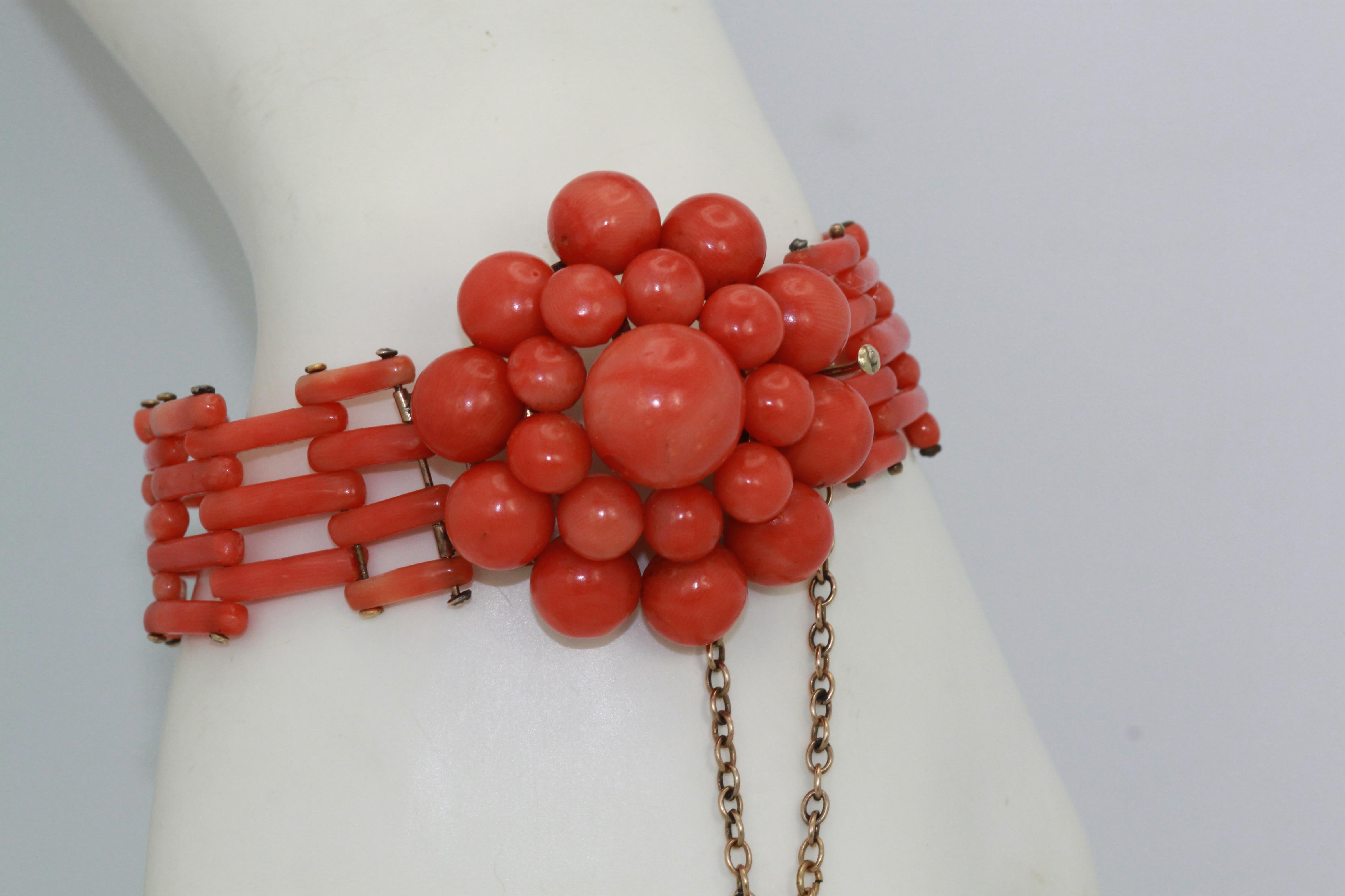 Vintage circa 1950 Coral Flower Bracelet In Good Condition For Sale In North Hollywood, CA