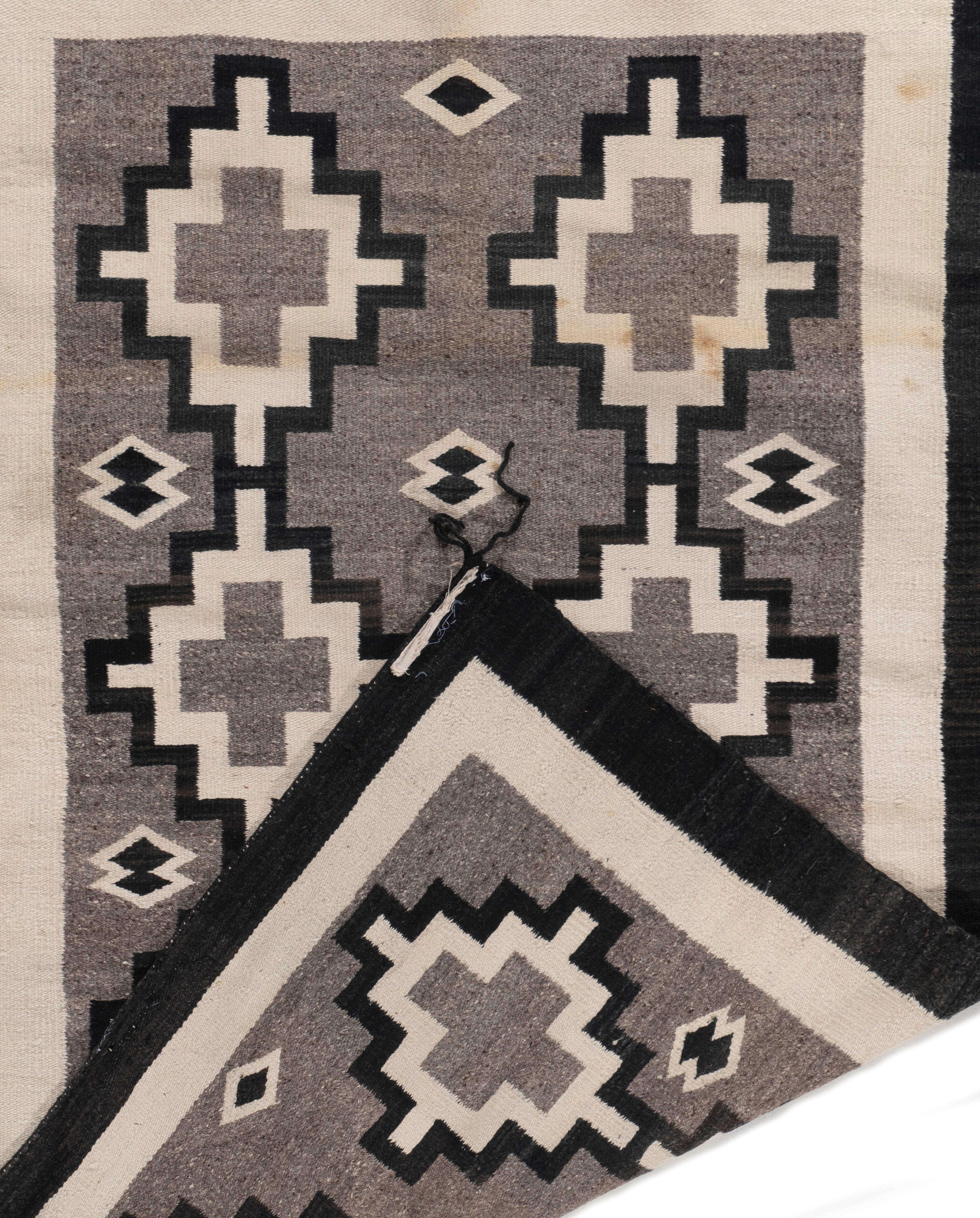 Vintage Circa 1950 Gray Navajo Hand Knotted Rug 3'4 X 5'4. Aussi à la mode que de collection, les tapis traditionnels Navajo, habilement tissés par les membres de la tribu amérindienne Navajo, sont similaires aux Rug & Kilim et construits en