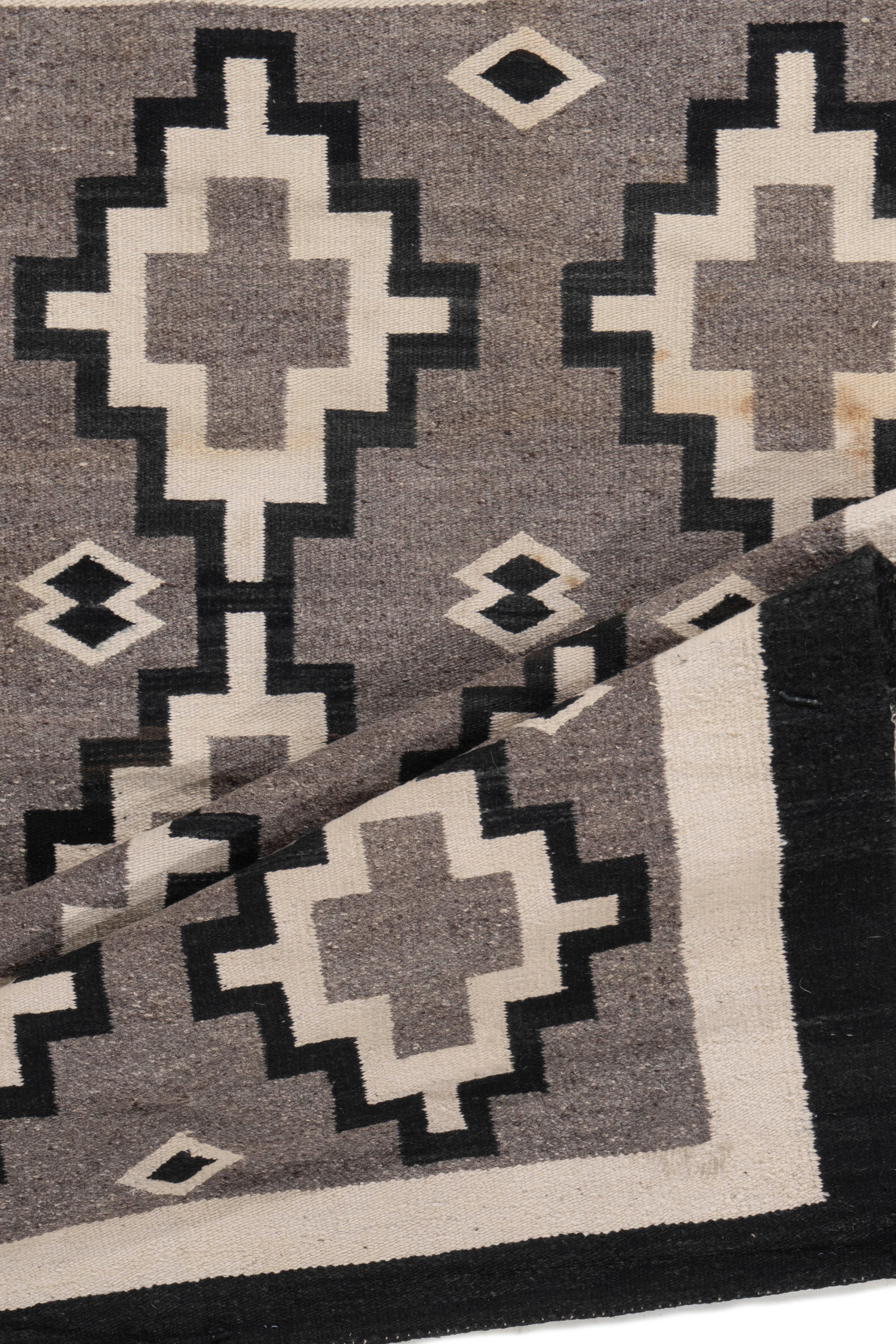 Américain Vintage Circa 1950 Gray Navajo Hand Knotsted Rug 3'4 X 5'4 en vente