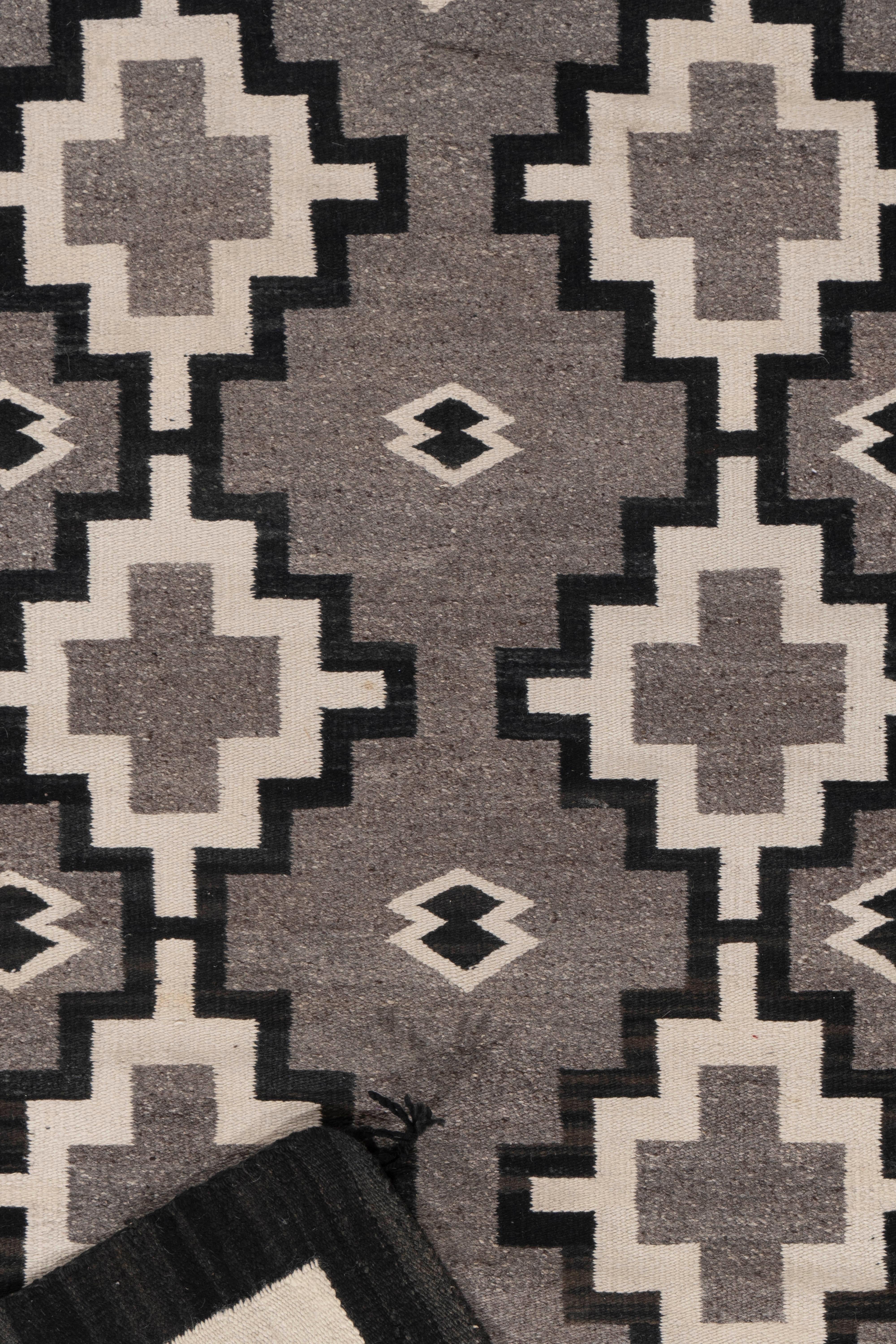 Noué à la main Vintage Circa 1950 Gray Navajo Hand Knotsted Rug 3'4 X 5'4 en vente