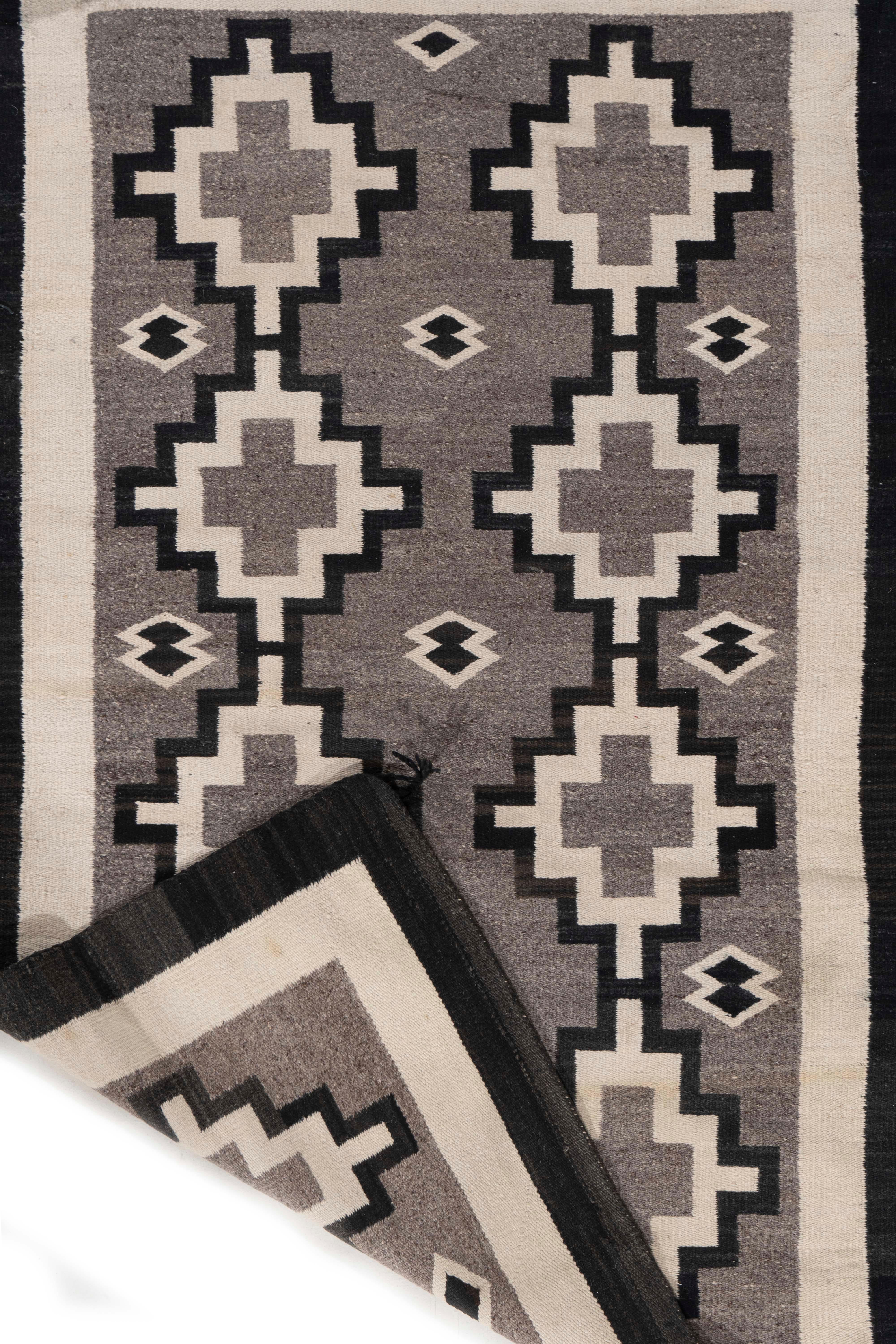 Vintage Circa 1950 Gray Navajo Hand Knotsted Rug 3'4 X 5'4 Bon état - En vente à New York, NY